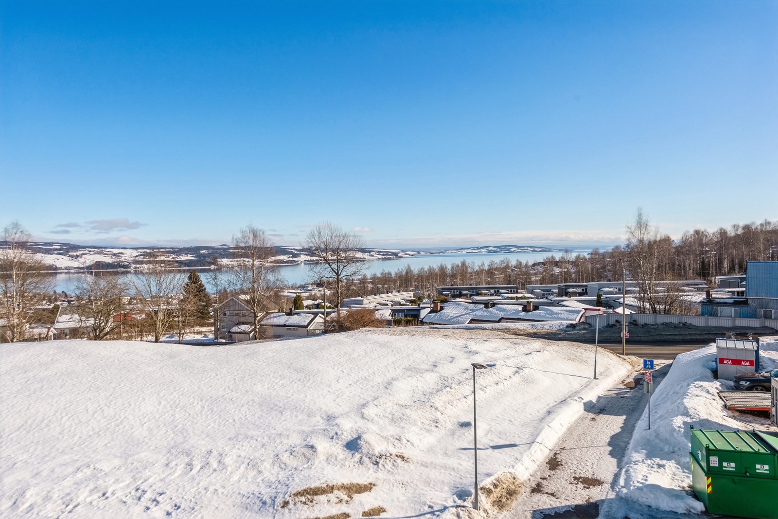 En relativt lav bebyggelse i nærområdet som ikke forstyrrer utsikten mot sørøst. Galleribilde