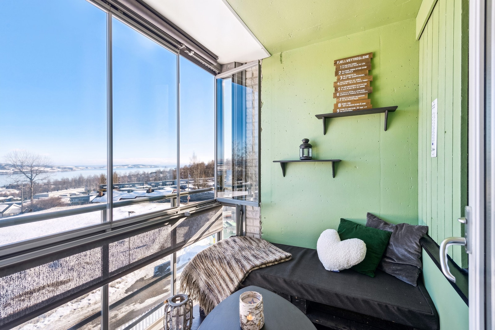 Det er montert skjerming både mot sollys og innsyn til uteplassen Galleribilde