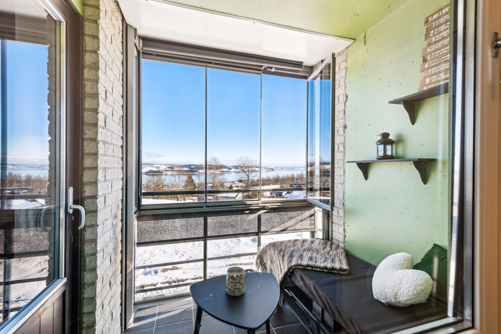 Innglasset balkong der utsikten kan nytes hele året. Galleribilde