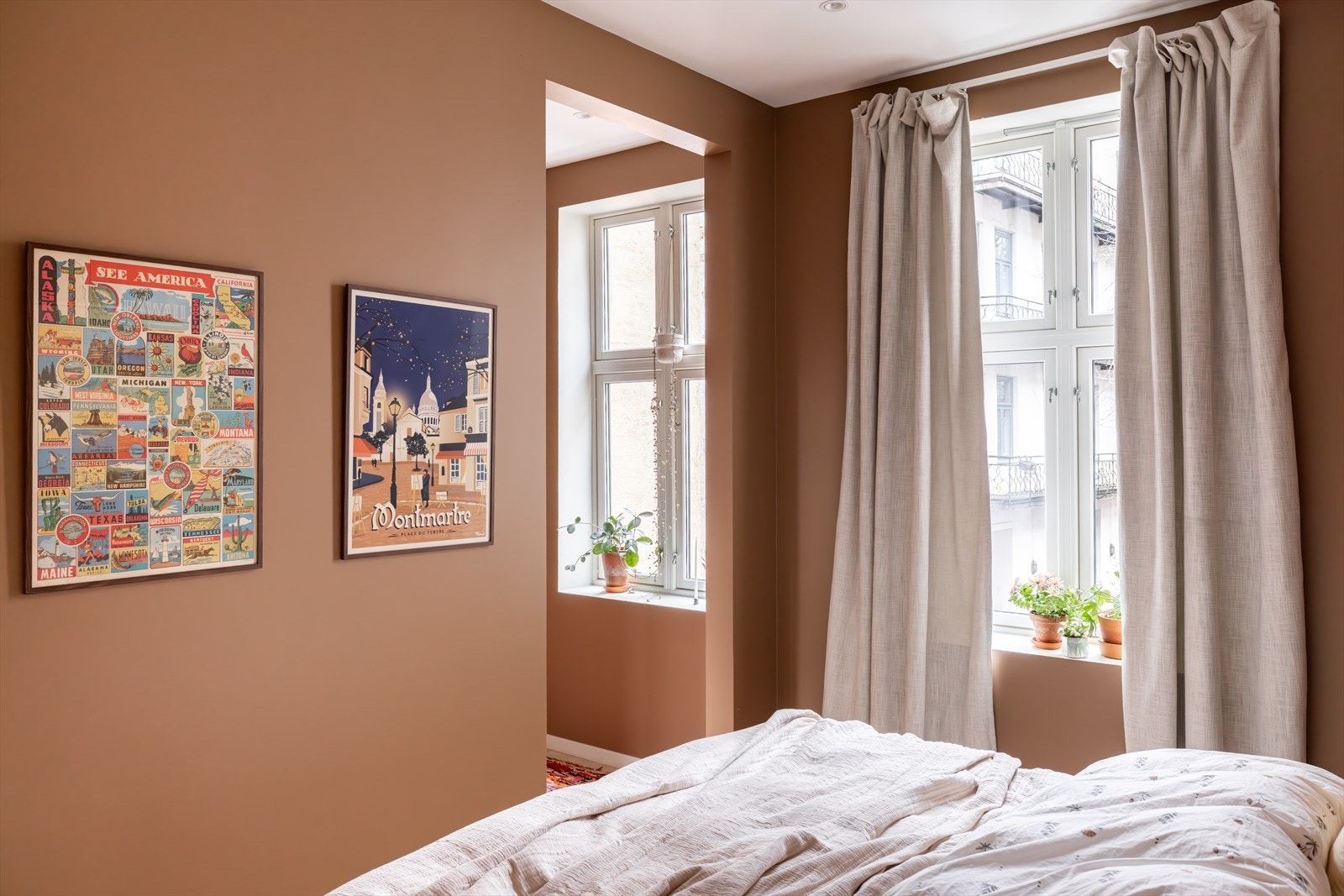 Det er plass til stor dobbeltseng med tilhørende nattbord på begge sider. Galleribilde