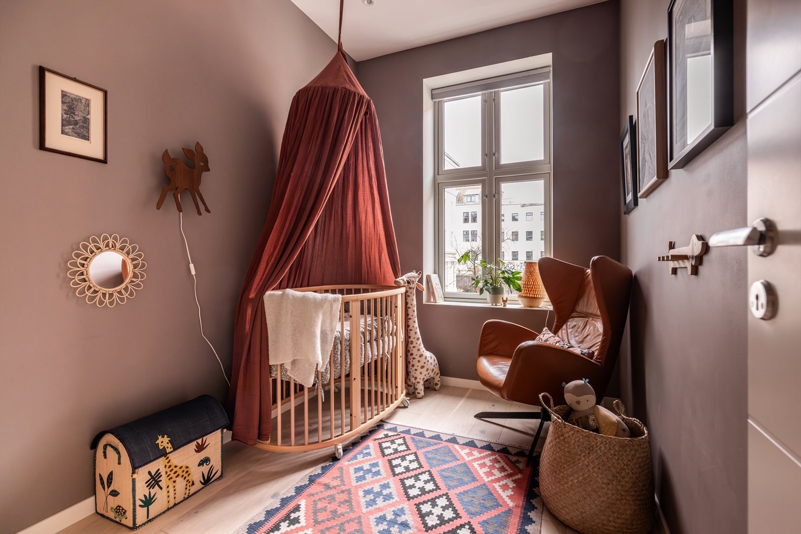 Soverom 2 er innredet som et koselig barnerom med lun atmosfære og dype farger. Galleribilde