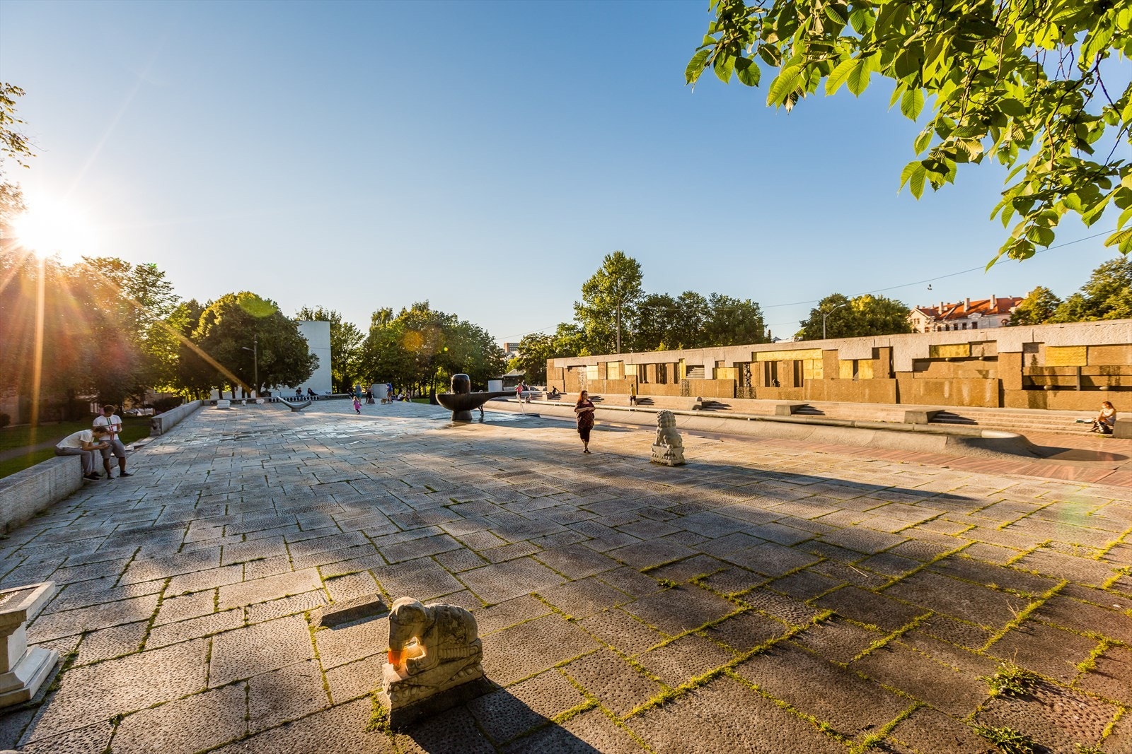 Klosterenga Park er en skulpturpark med et unikt kunstnerisk bekkeløp og kunstelementer utformet av billedhugger Bård Breivik. Galleribilde