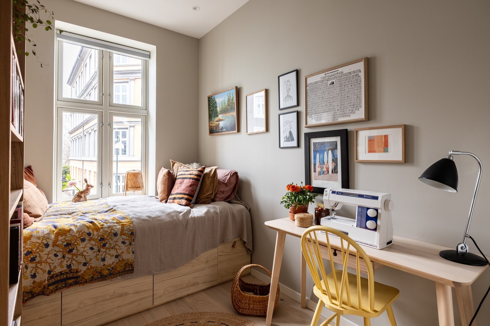 Det andre soverommet er et perfekt gjesterom med plassbygget seng med store oppbevaringsskuffer under. Galleribilde