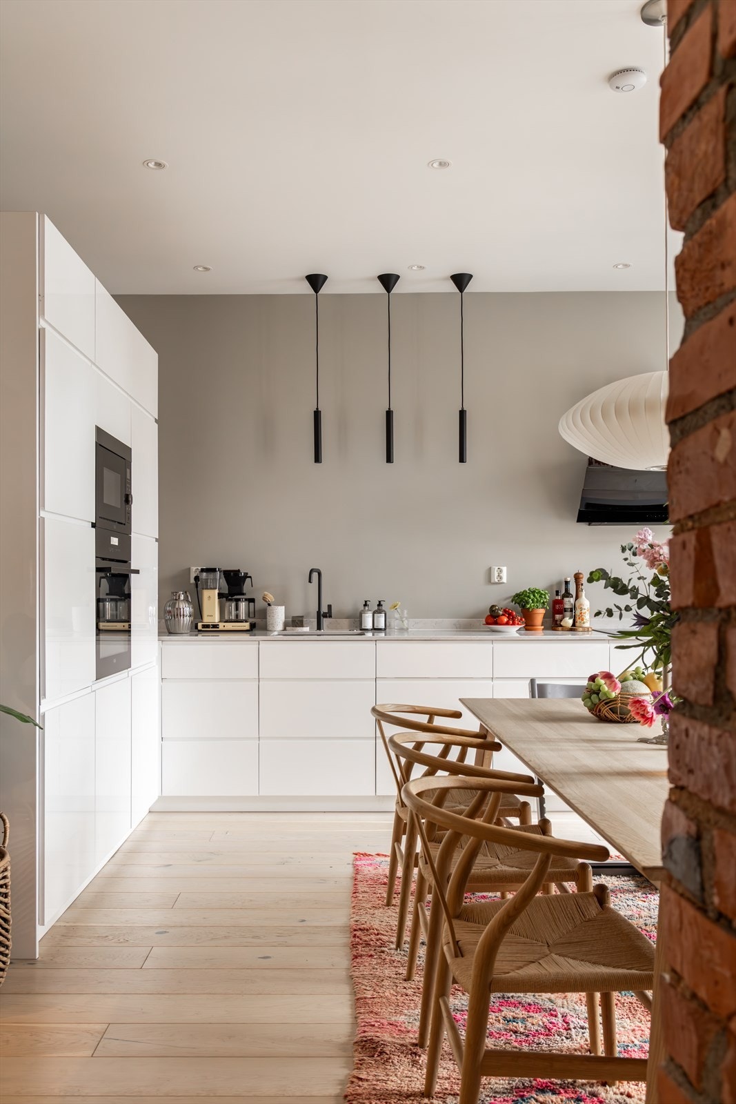 Kjøkkenet er leilighetens hjerte - et sosialt rom for storfamilien og sosiale sammenkomster. Galleribilde