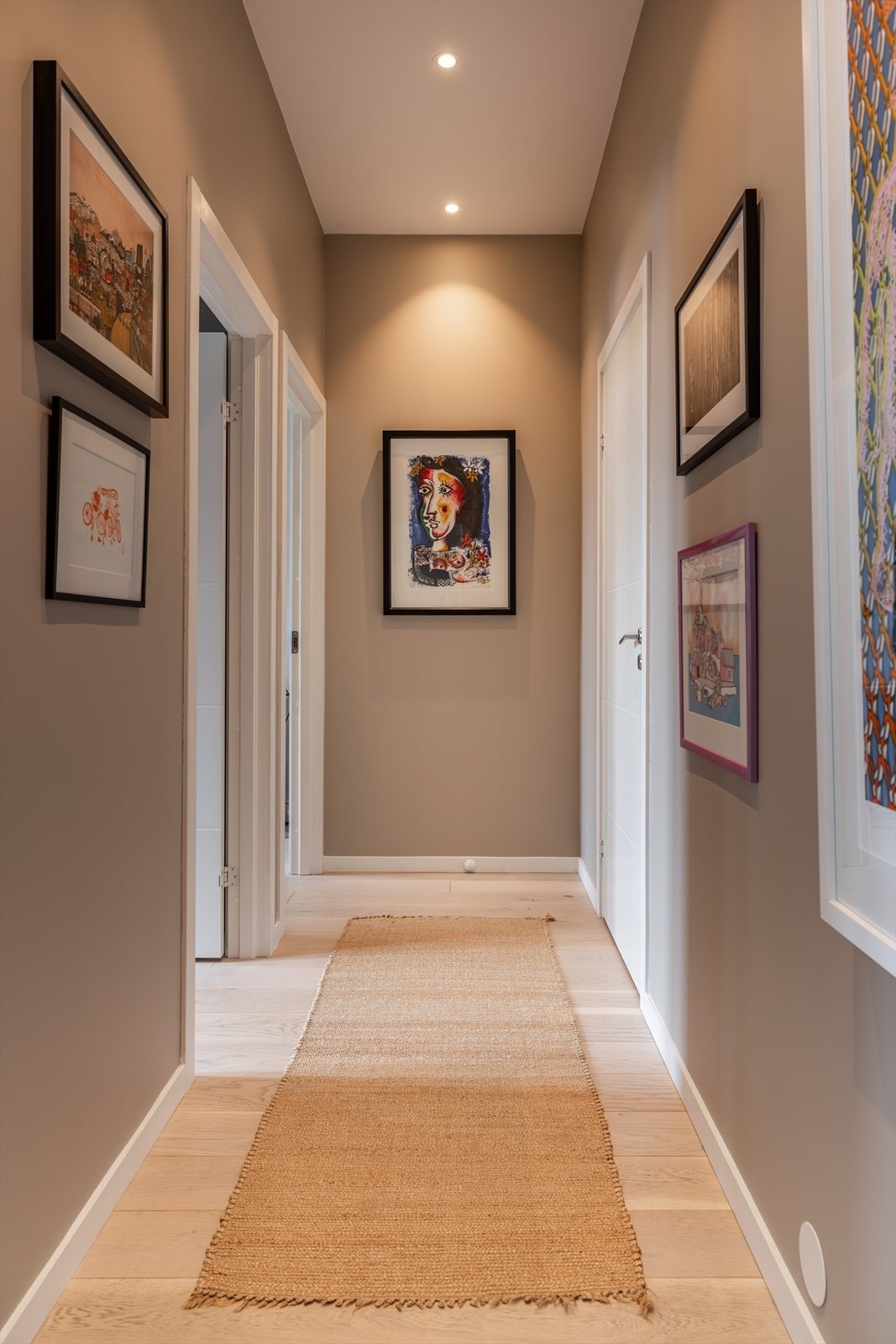 Det er montert gulvvarme i alle rom (ikke soverom) som gir lun atmosfære. Galleribilde