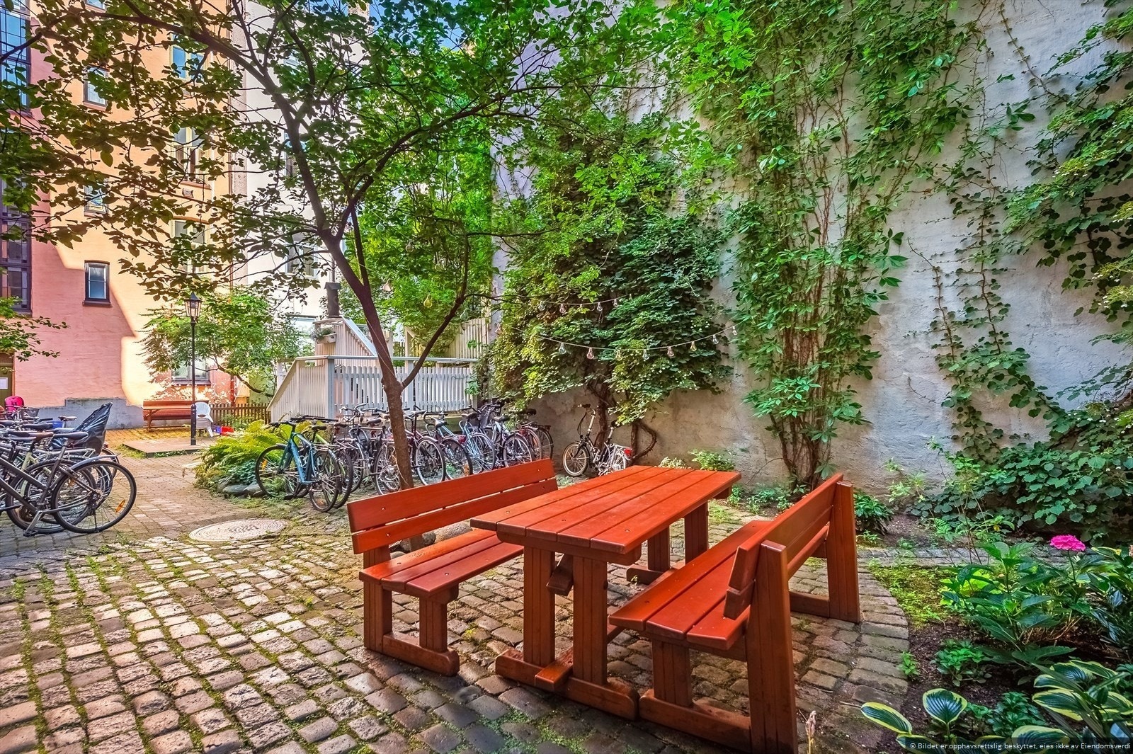 Bakgården er pent opparbeidet med lekeplass, felles griller og arbeidsplasser til glede for beboerne. Galleribilde