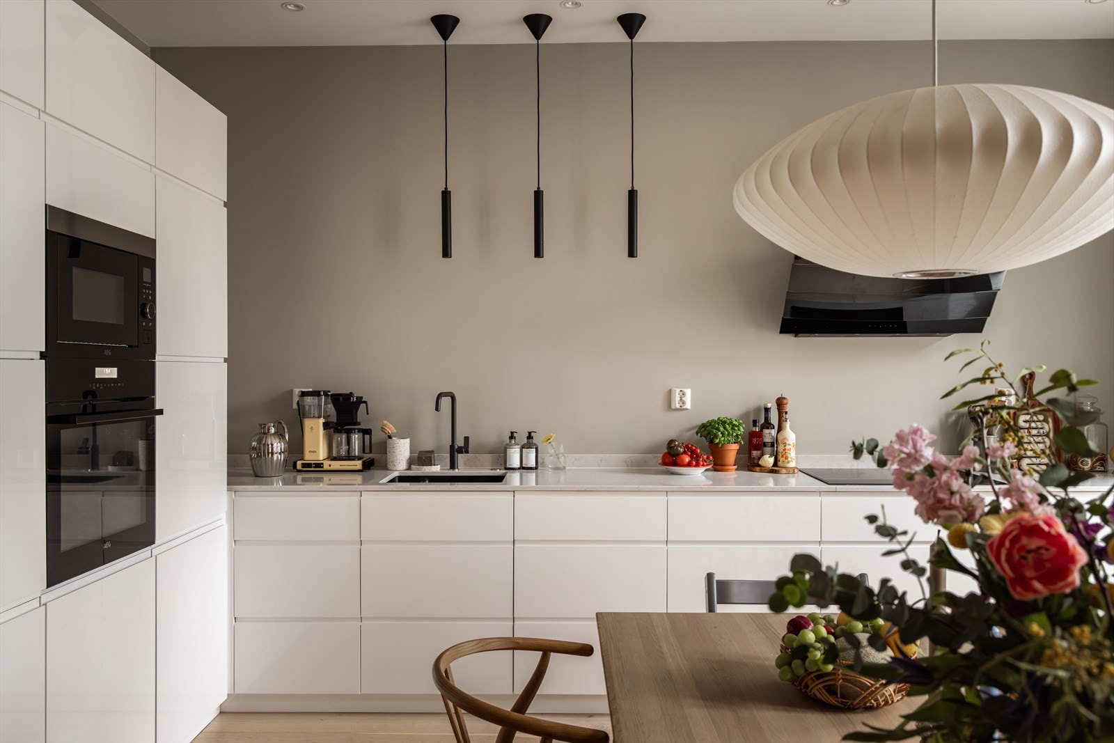 Det vakre kjøkkenet er et møbel i seg selv. Her har du kjøkken i høy kvalitet med hvite, glatte fronter og benkeplate i granitt. Galleribilde