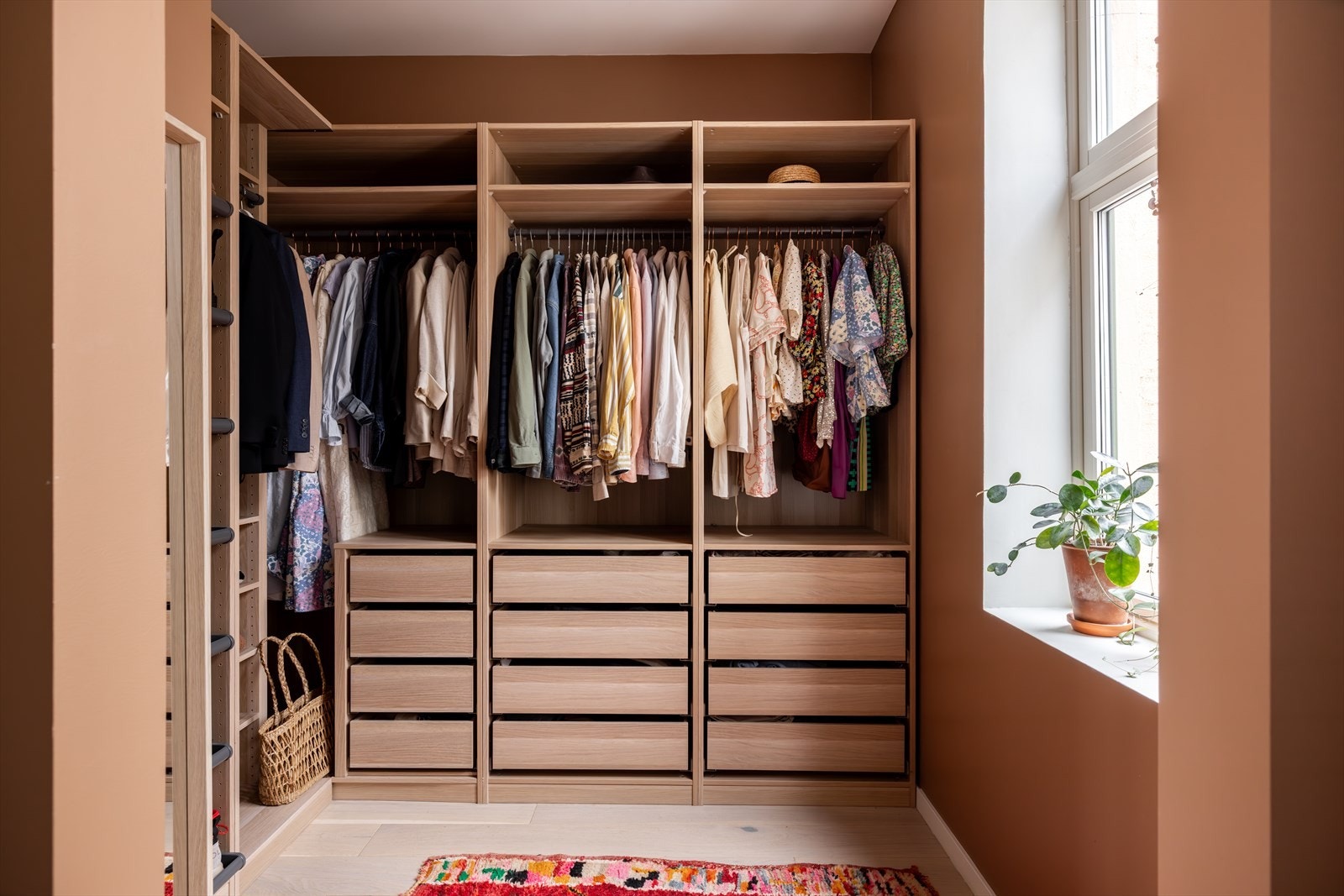 Her er det plassbygget garderobeinnredning med oppheng, hyller og skuffer - med plass til alle dine klær og eiendeler. Galleribilde