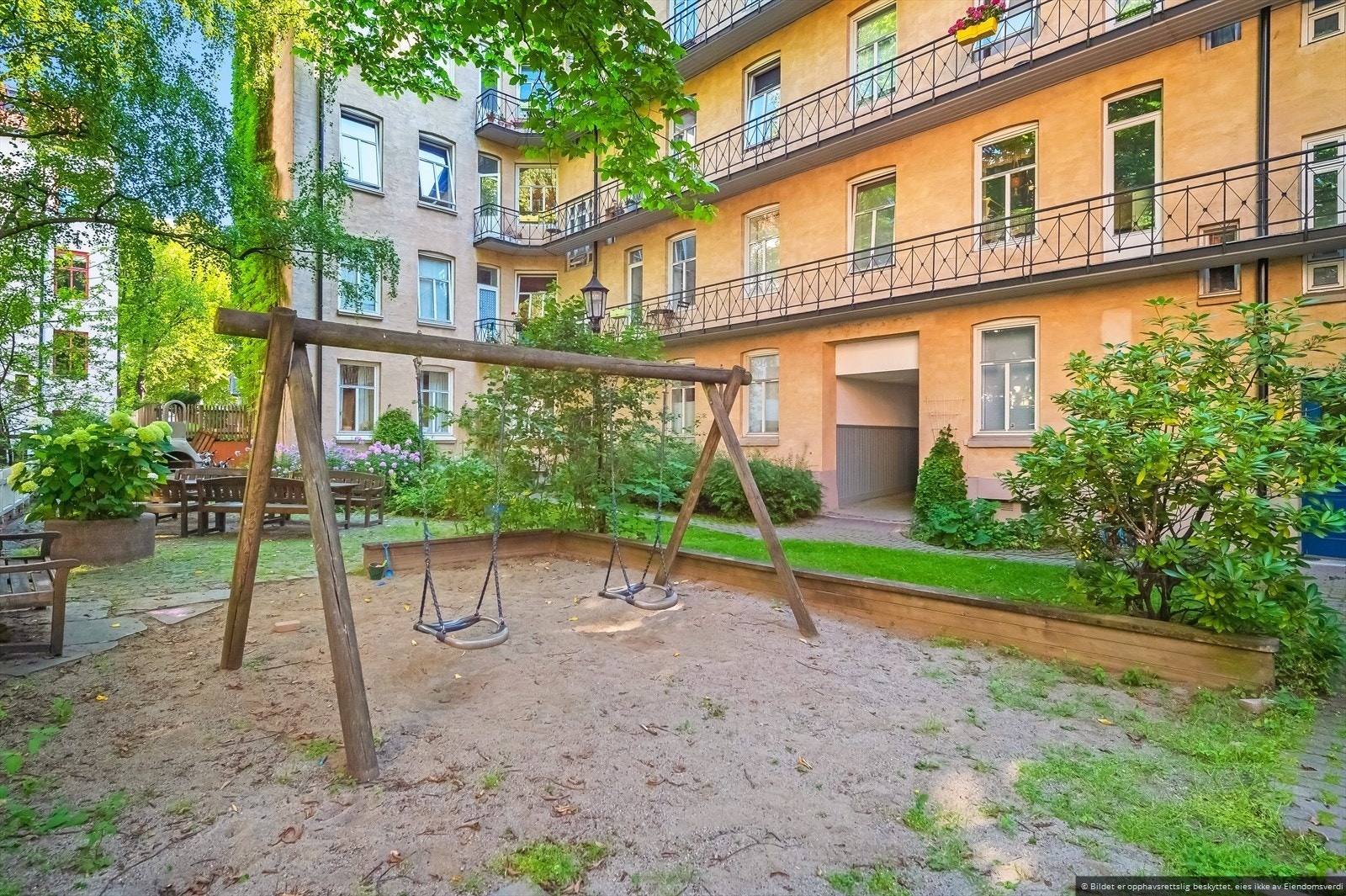 Sameiet har tilgang til en idyllisk, grønn bakgård - for både store og små. Galleribilde