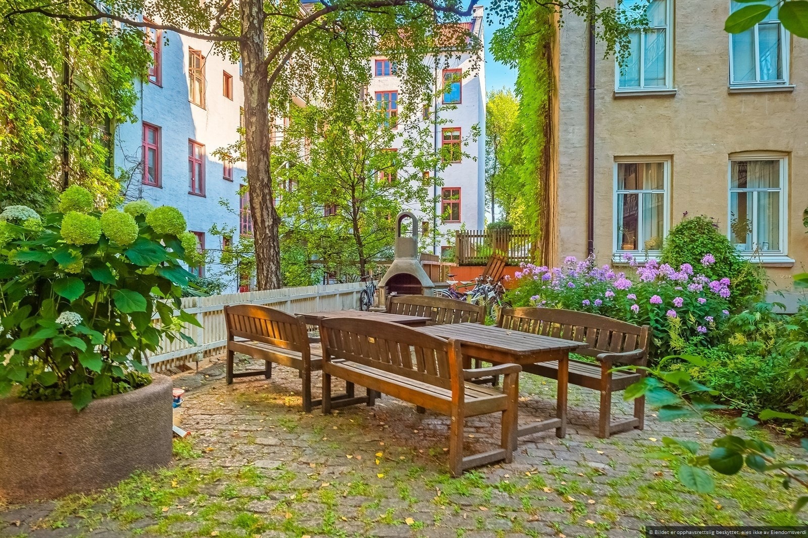 Én av flere hyggelige utesoner i felles bakgård. Galleribilde