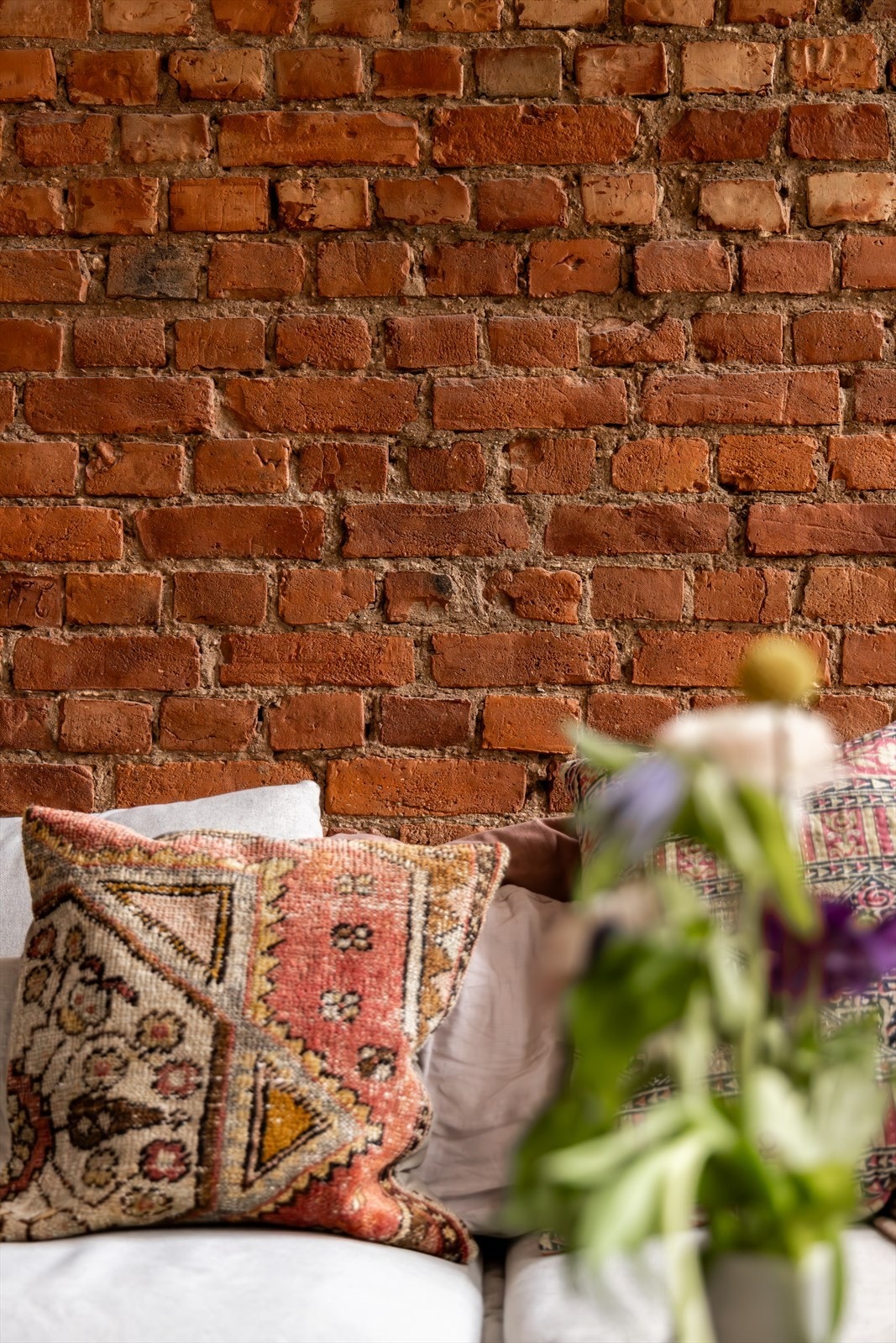 Vegene er helsparklet og malt, i kombinasjon med sjarmerende teglsteinsvegg. Galleribilde