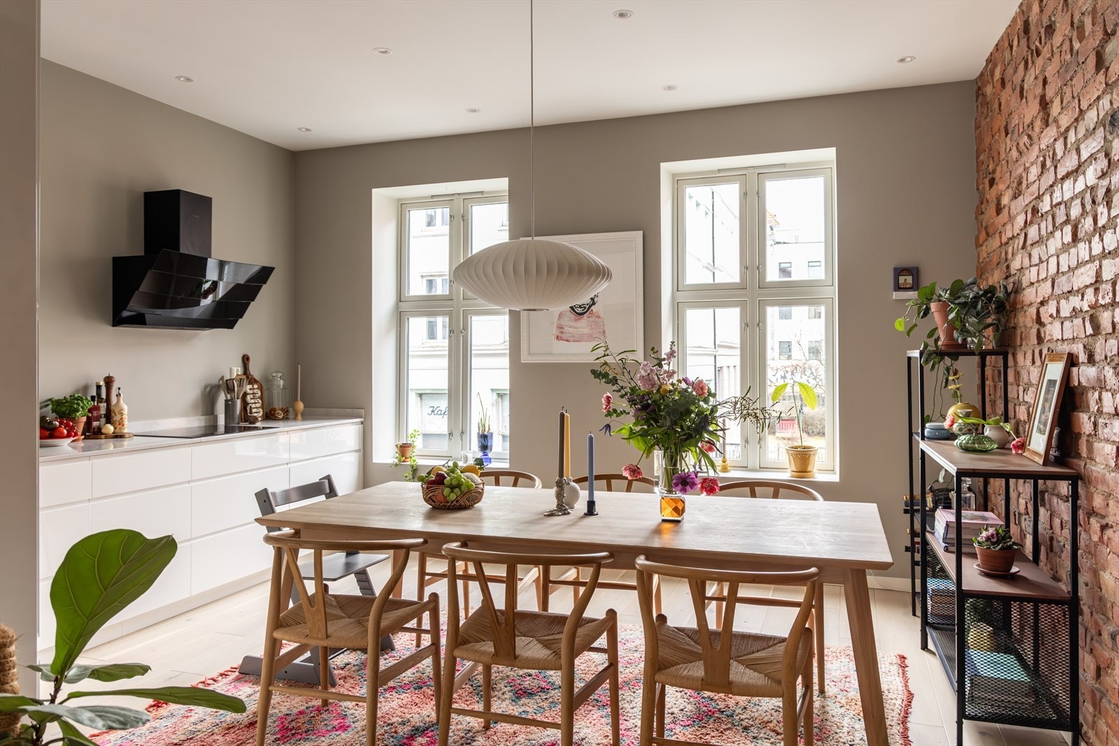 Her kan du ha stort spisebord, invitere venner og familie på hyggelig middag! Galleribilde