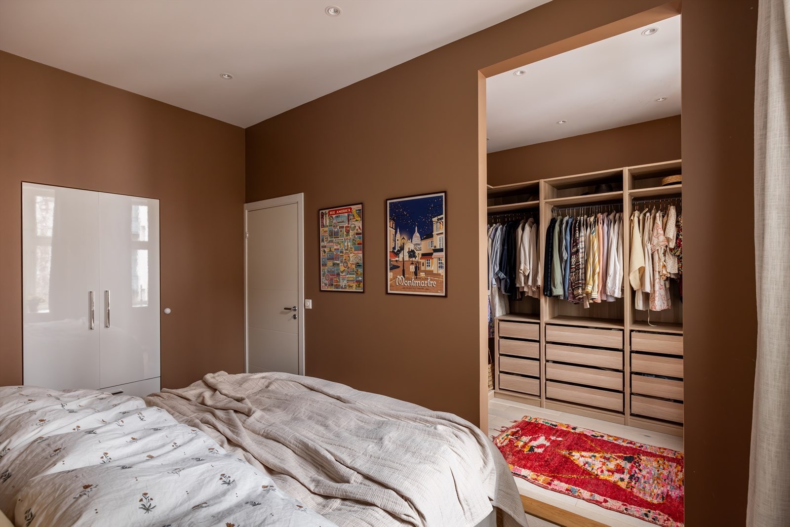 I tilknytning til soverommet er det praktisk walk-in garderobe Galleribilde