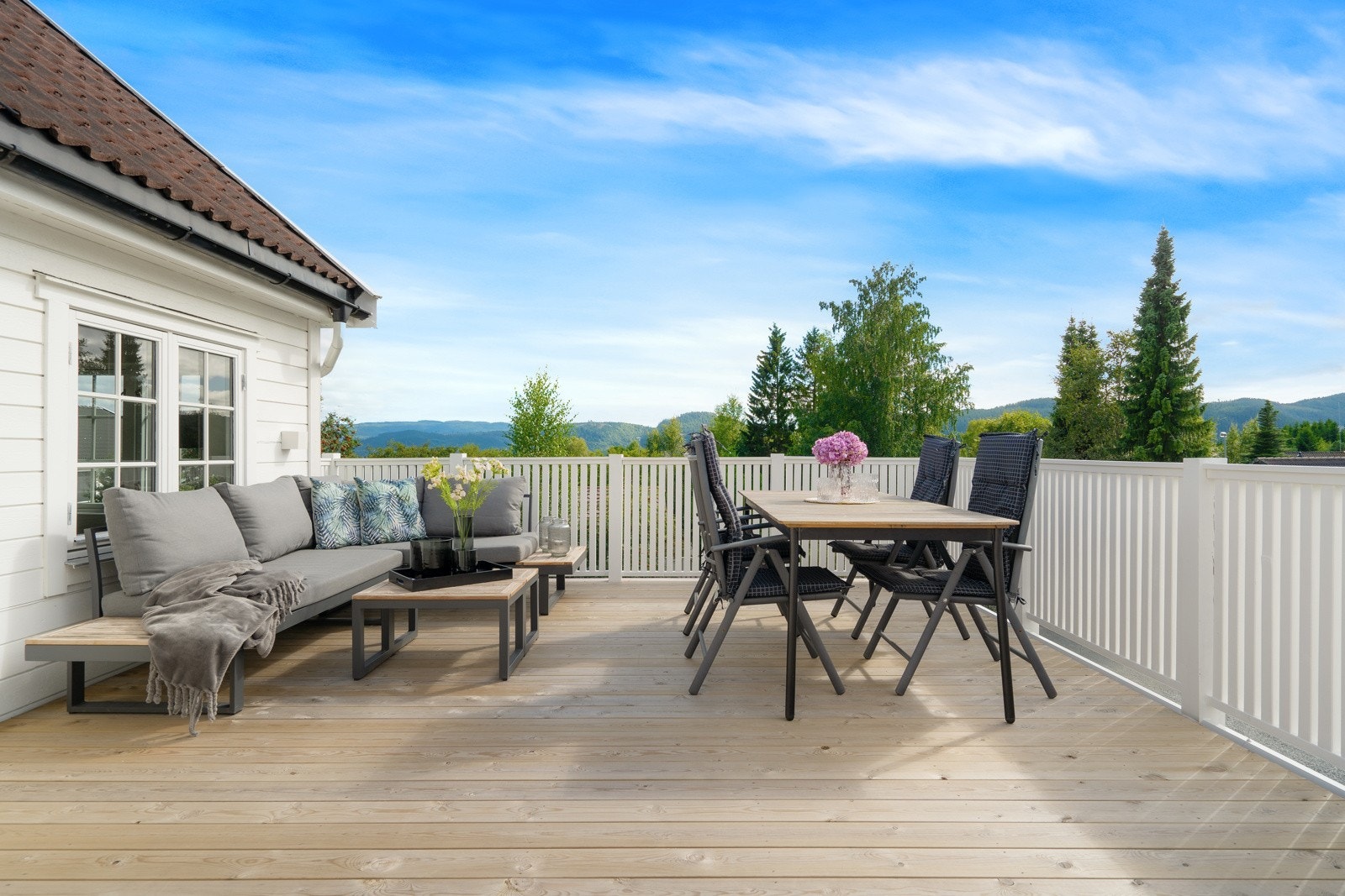 Boligen har flotte uteområder som enkelt kan innredes etter ønske og behov. Galleribilde