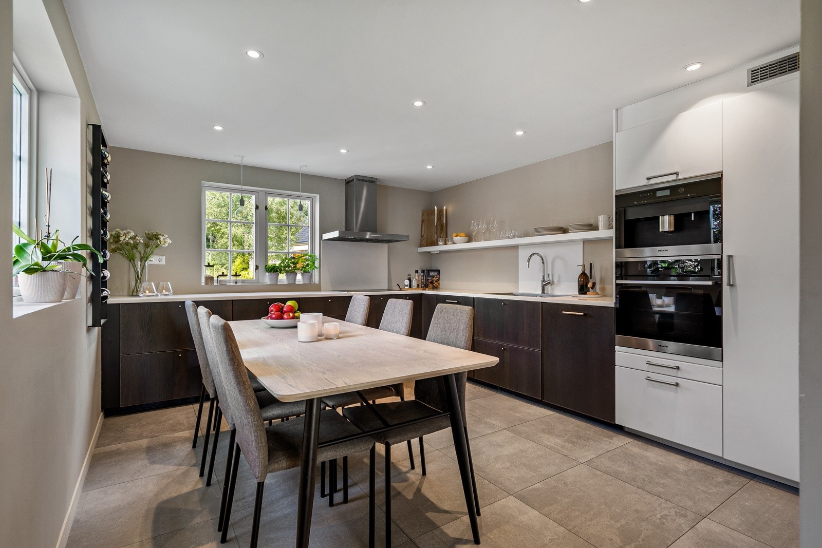 Kjøkkenet har en praktisk utforming som gir rikelig med oppbevaringsplass, men også benkeplass. Galleribilde