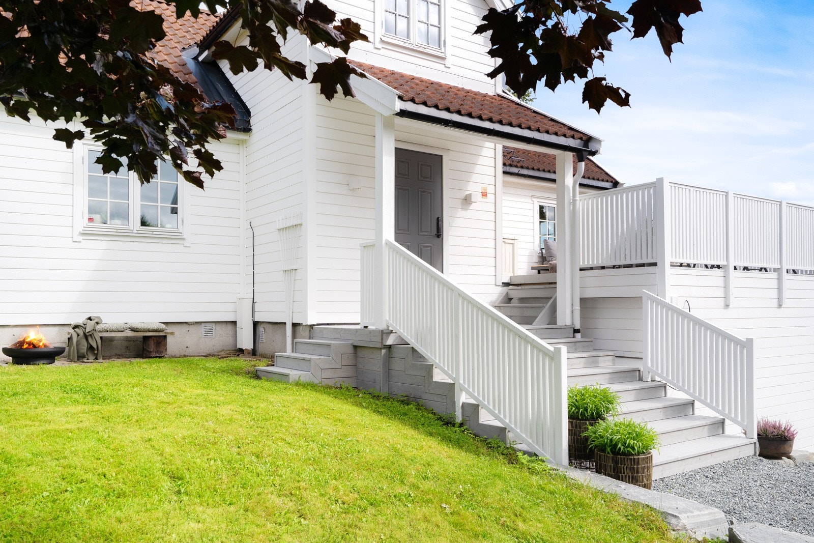 Innbydende inngangsparti gir et luksuriøst uttrykk. Dørparti er under tak. Galleribilde