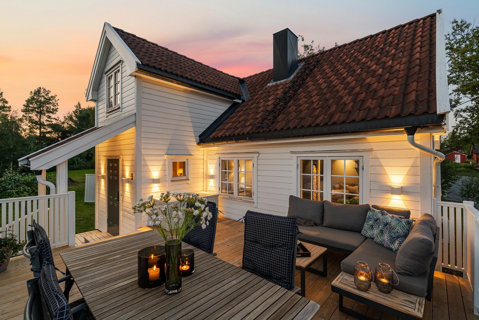 Boligen har en stor terrasse med meget gode solforhold. Galleribilde