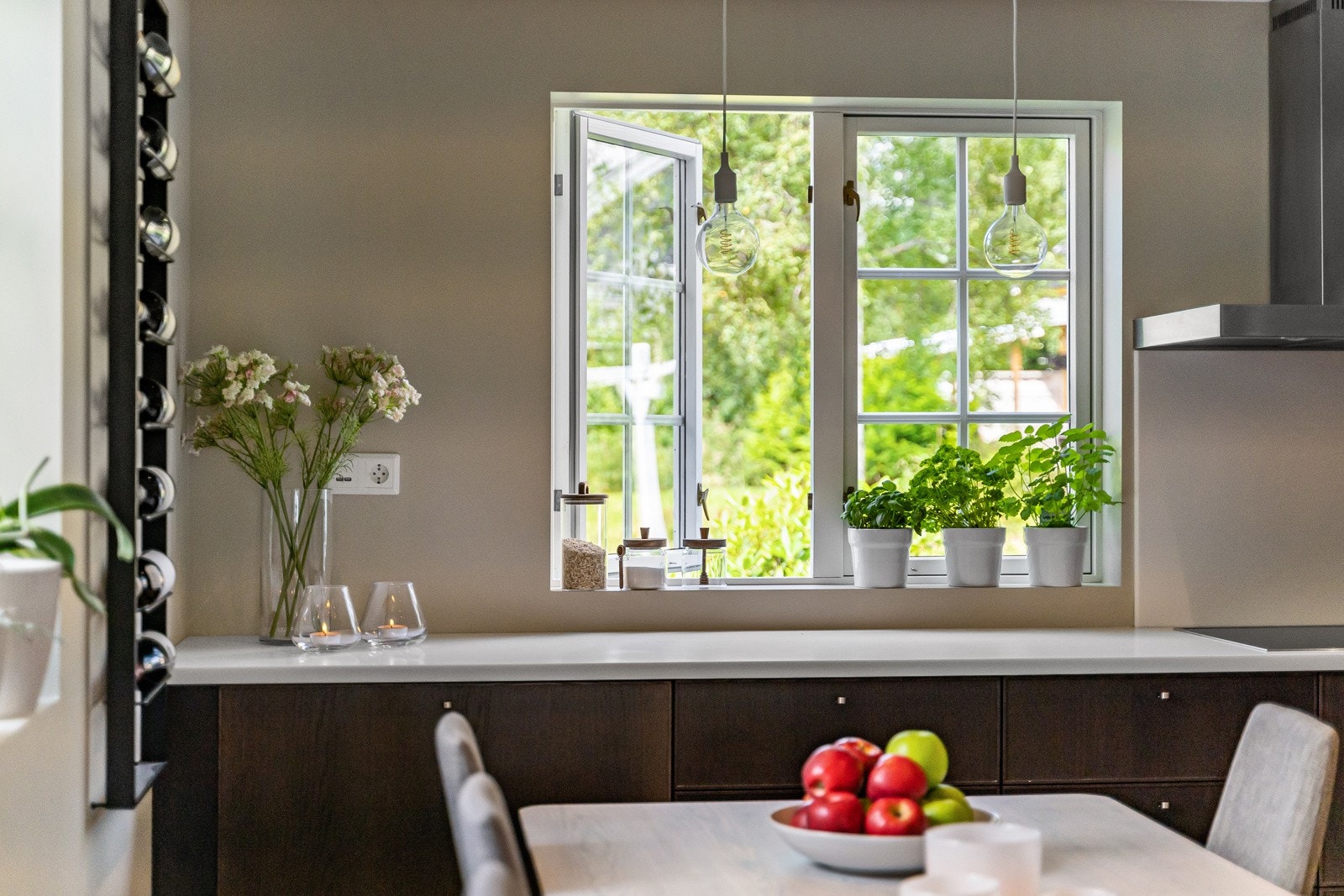 Hyggelig utsyn fra kjøkkenet. Den store vindusflaten sørger for godt med lys inn til kjøkkenet. Galleribilde