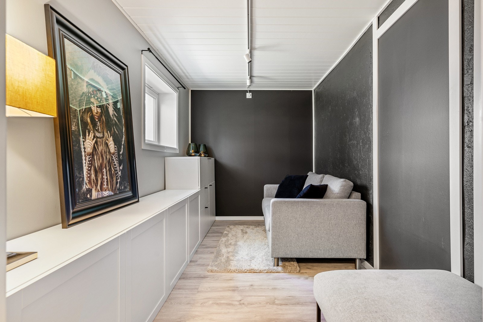 Avbildet rom benyttes som soverom og er på 8 kvm. Rommet er ikke omsøkt eller godkjent hos kommunen. Galleribilde