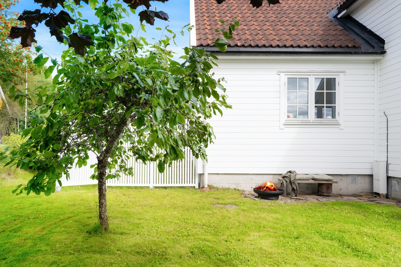 Eiendommen er pent opparbeidet med både trær og busker. I hagen finner du ripsbær, plommer, bringebær og moreller. Galleribilde