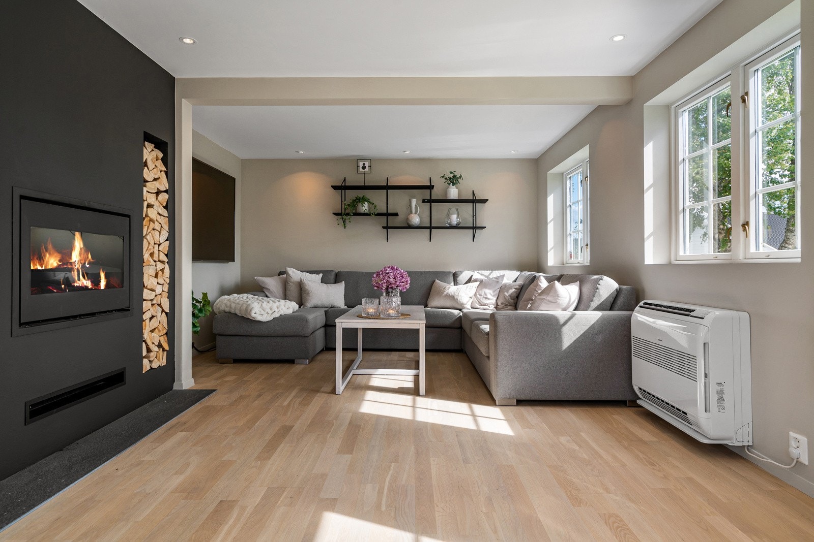 Stuen har en praktisk utforming som gjør det enkelt å møblere etter egne behov. Galleribilde