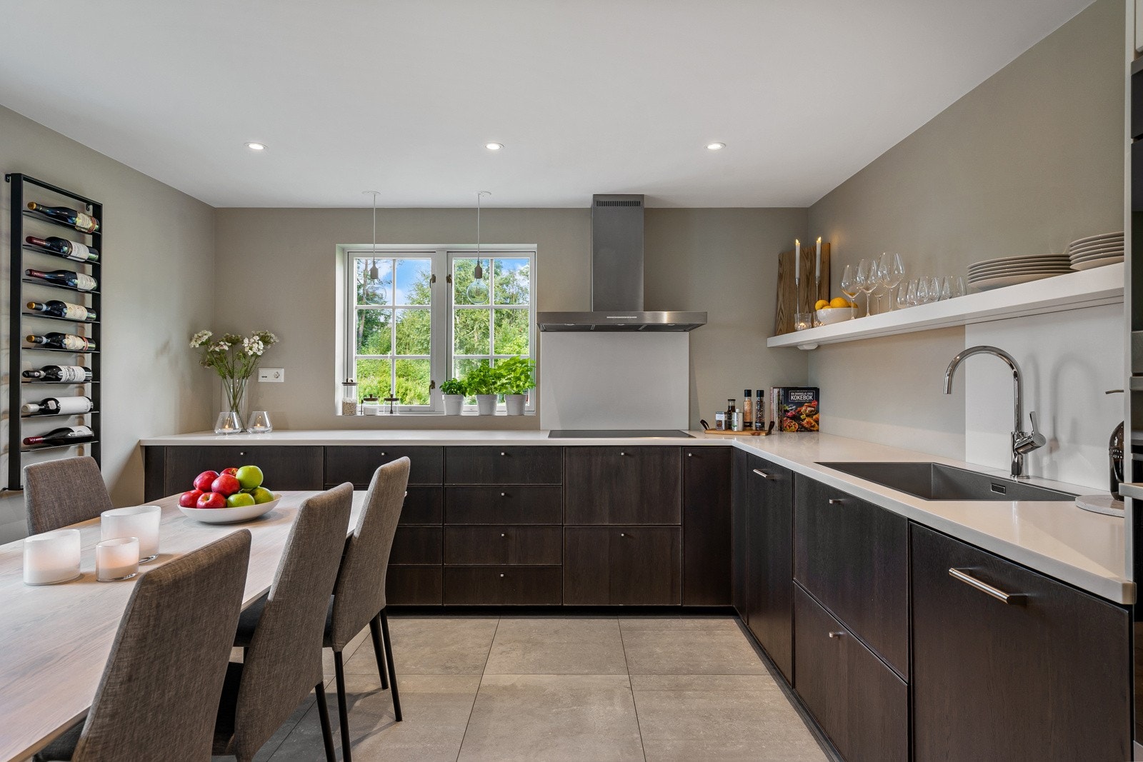Nytt og delikat kjøkken fra 2020, med intregrerte hvitevarer. Galleribilde