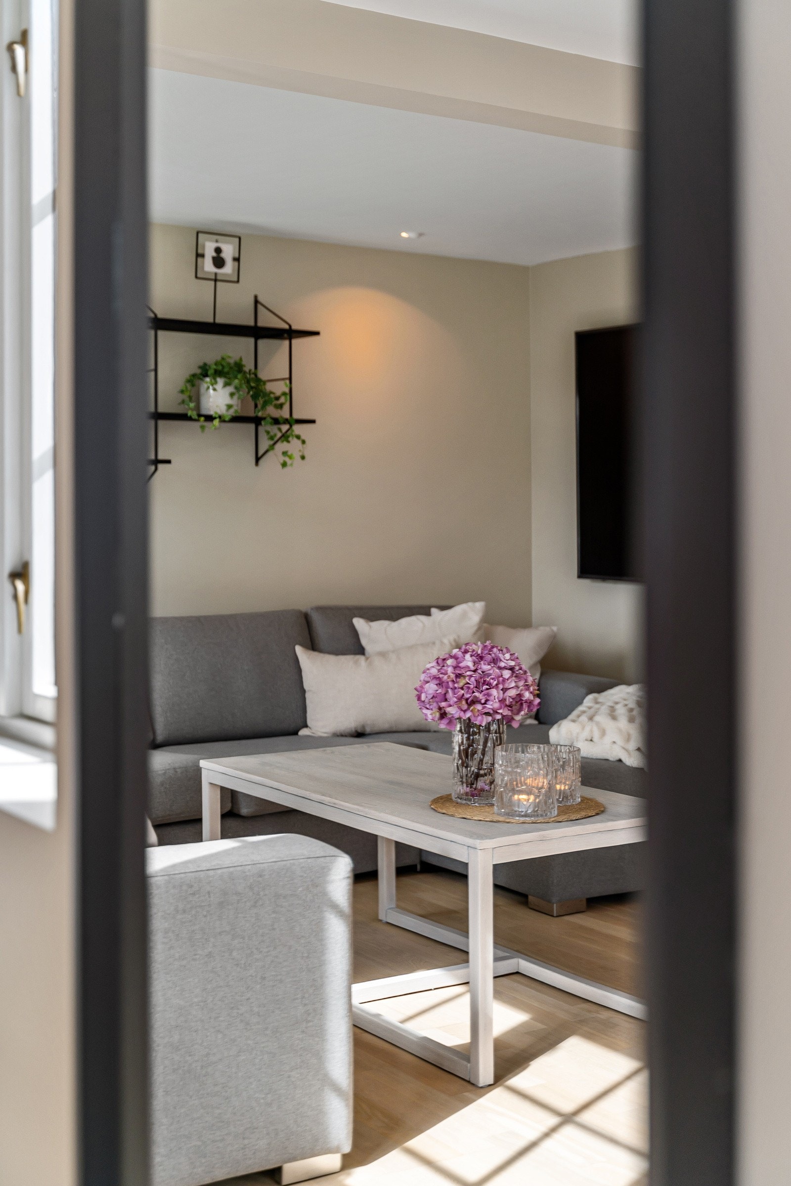 Stuen byr på mange møbleringsmuligheter og har flere fine soner for innredning. Galleribilde