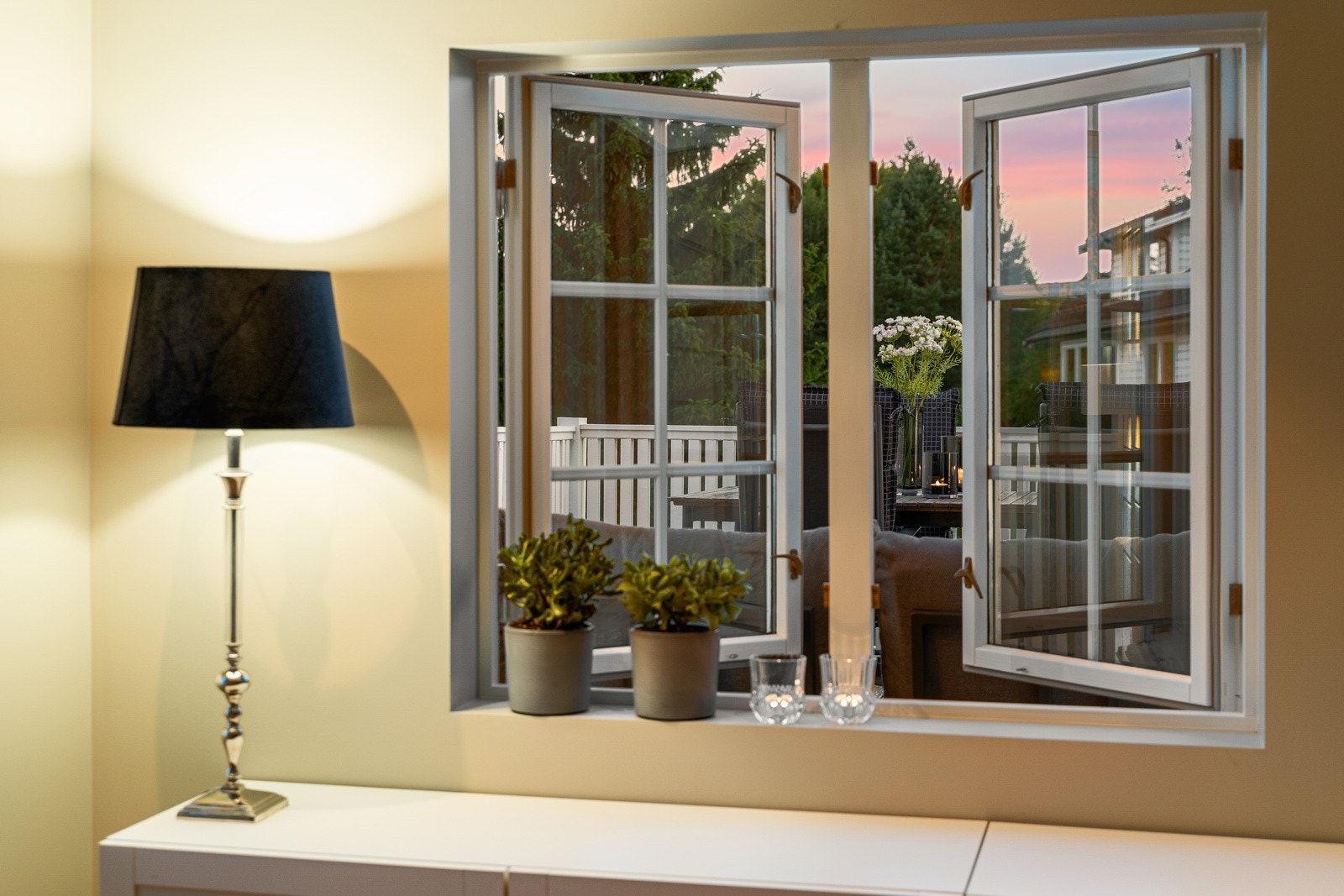 Store vindusflater sørger for godt med lysinnslipp. Galleribilde