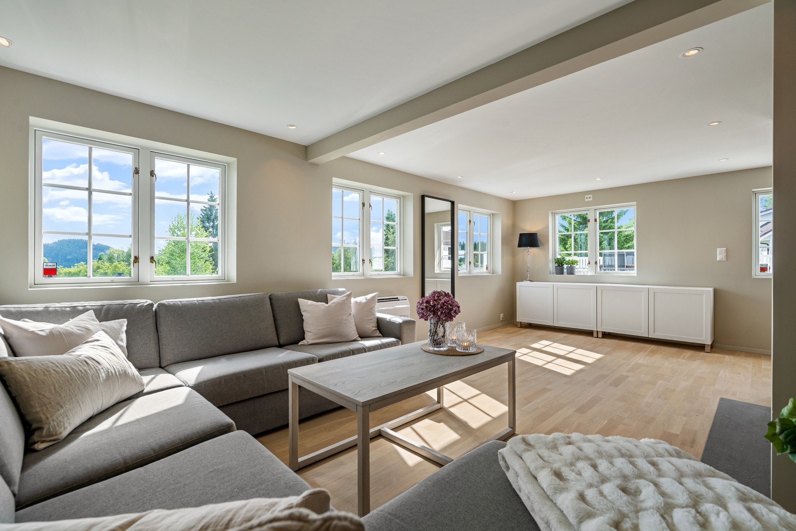 Eneboligen har en lys og luftig stue malt i tidsriktige farger. Galleribilde