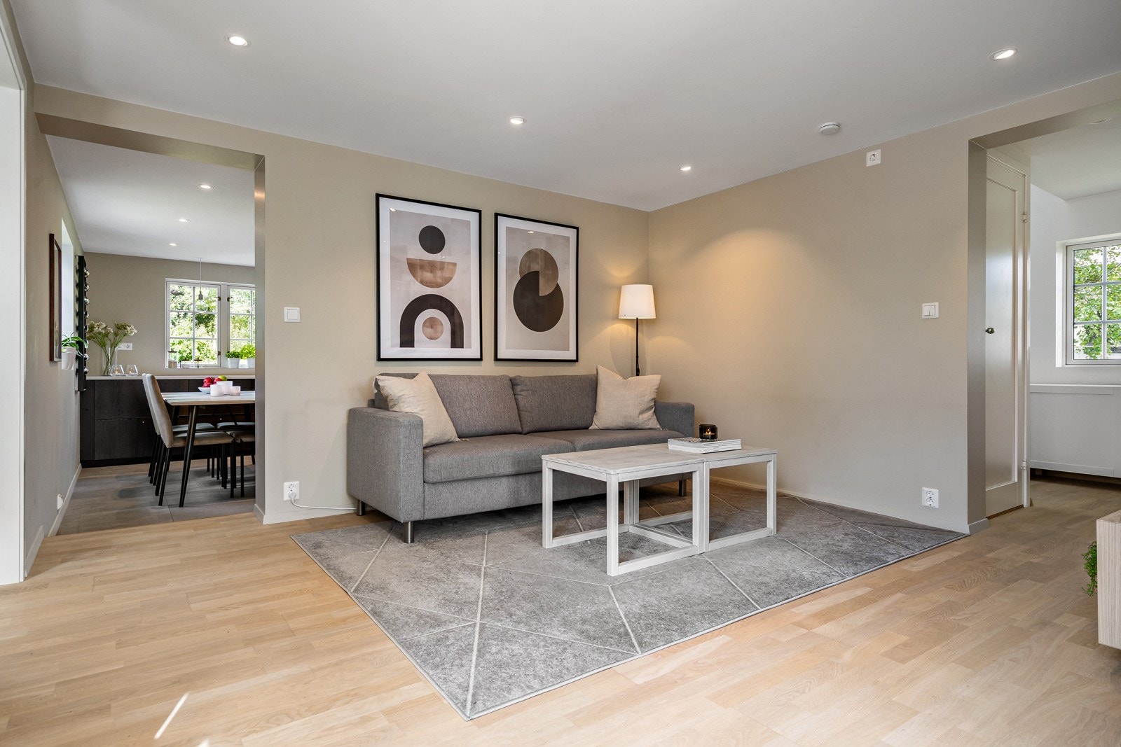 Praktisk TV-stue med god plass til sofagruppe. Galleribilde