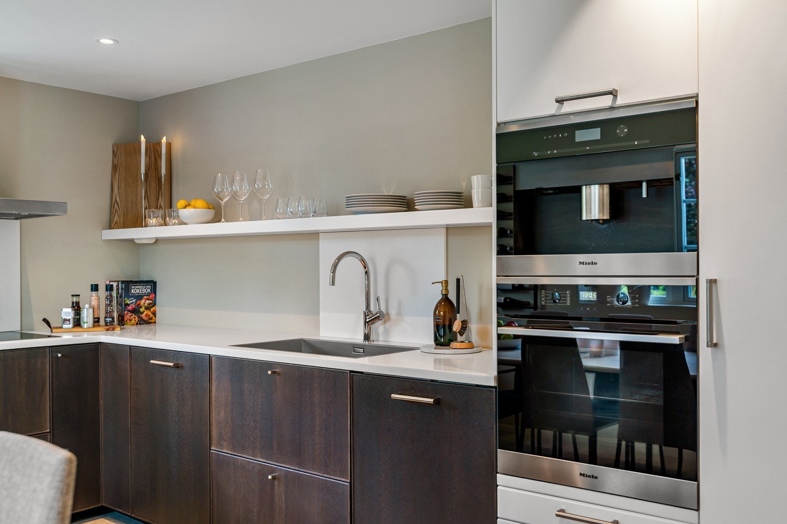 Kjøkkenet er utstyrt med blant annet integrert stekeovn og kaffemaskin fra Miele. Galleribilde
