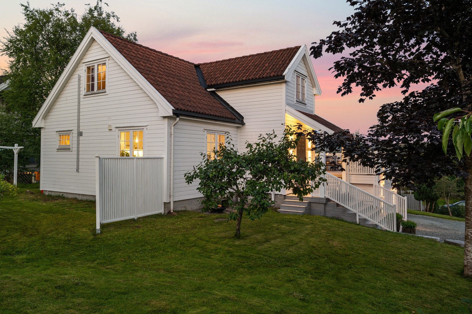 Boligen har en stor hage med mye boltreplass og mange muligheter for flere terrasser. Galleribilde