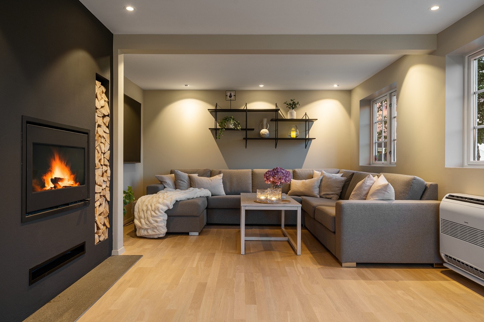 Flott vedovn i moderne utførelse er med på å løfte helhetsinntrykket av stuen. Galleribilde