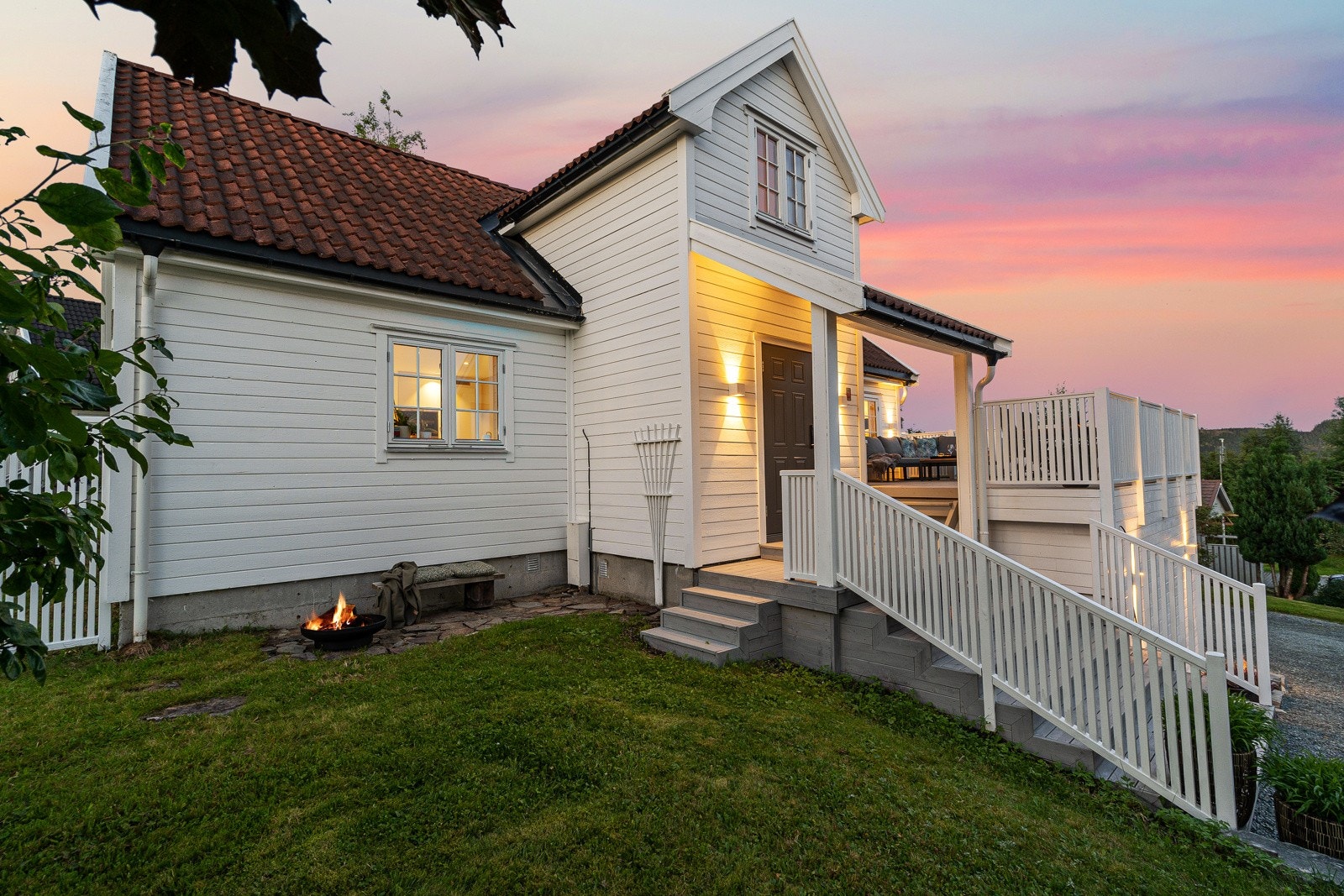 Eneboligen ligger på en flott tomt, i et fredelig og meget barnevennlig område. Galleribilde