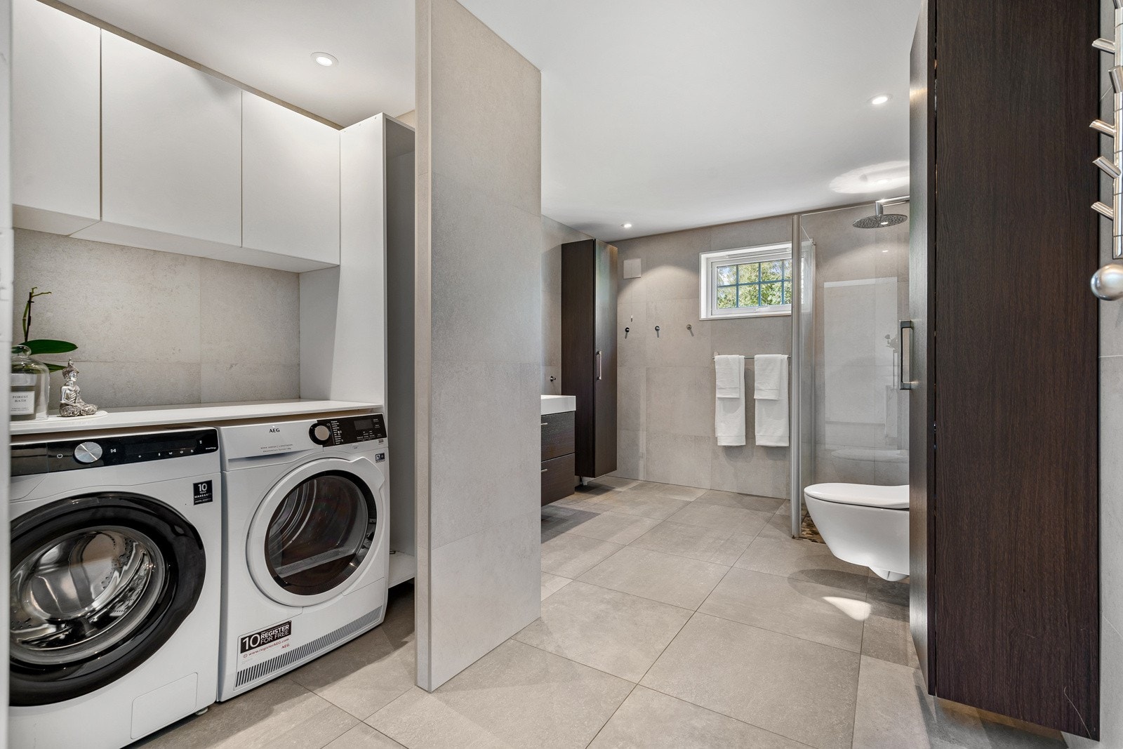 Det er også to høyskap, overskap montert over vaskemaskin og tørketrommel. Galleribilde