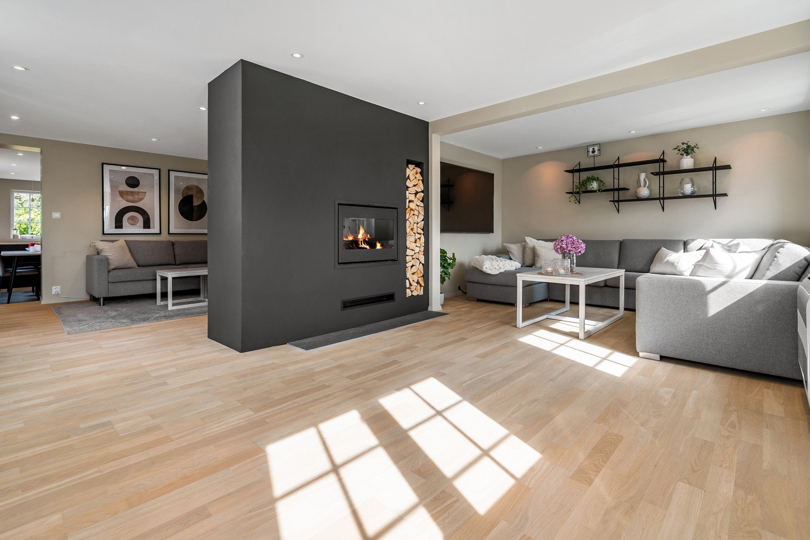 Oppholdsrommet har en sosial utforming som skaper naturlige møbleringssoner. Galleribilde