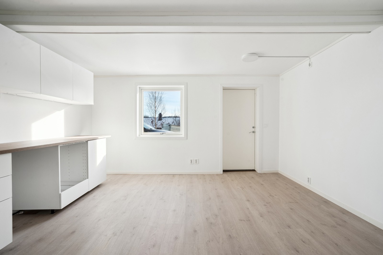 Underetasjen er innredet med kjøkken, et soverom, et rom som benyttes som soverom, bad og teknisk rom. Galleribilde