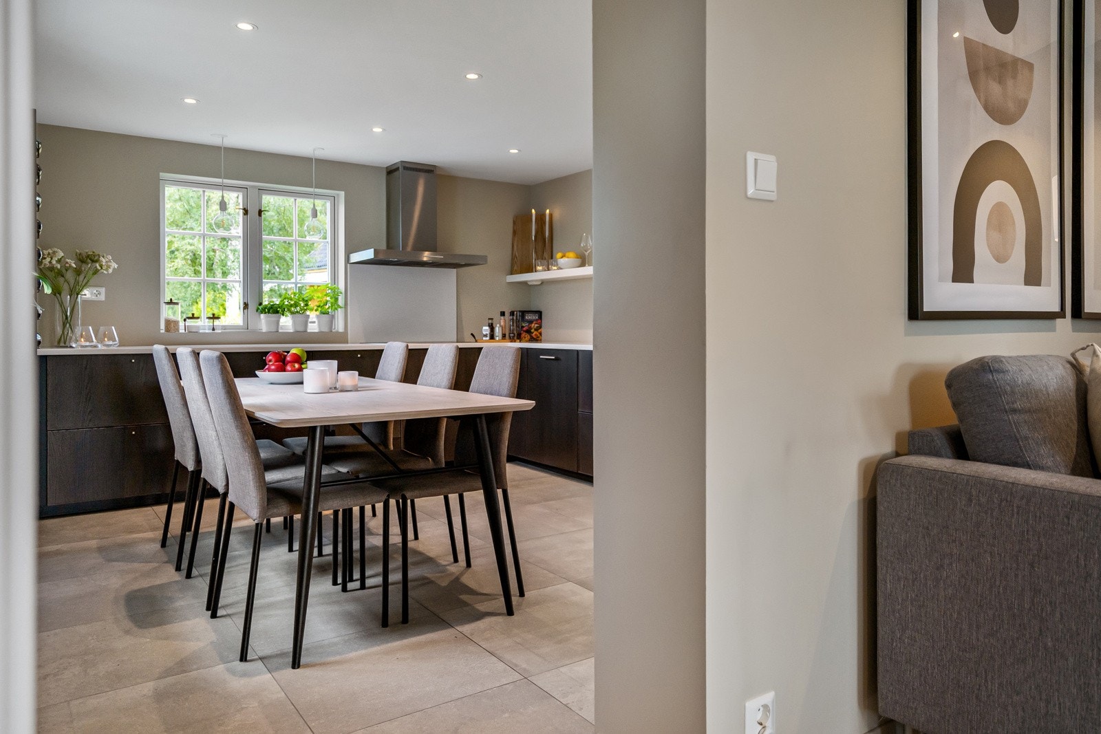 Det er god plass til spisegruppe på kjøkkenet. Galleribilde