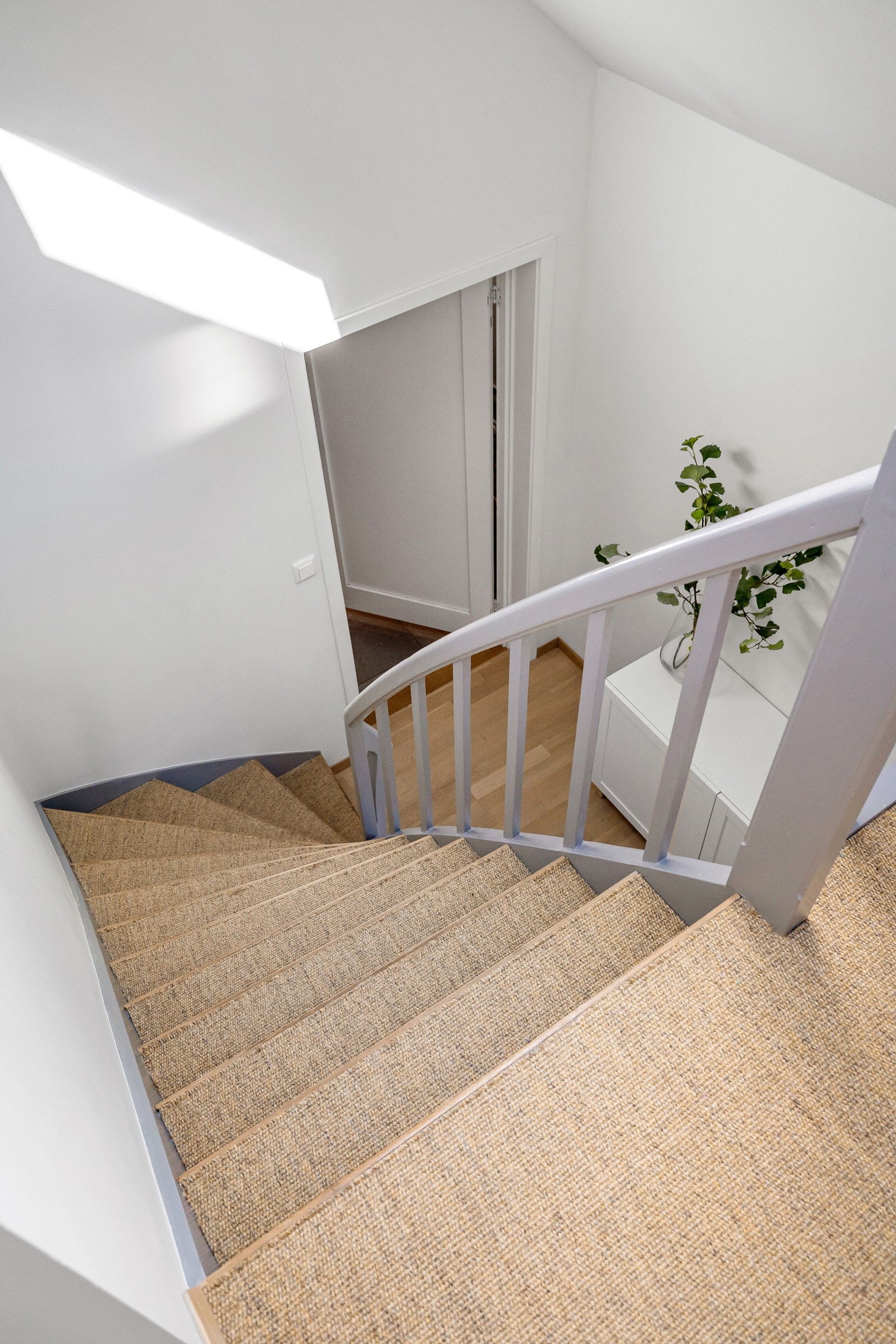 Lyst og luftig trapperom. Galleribilde