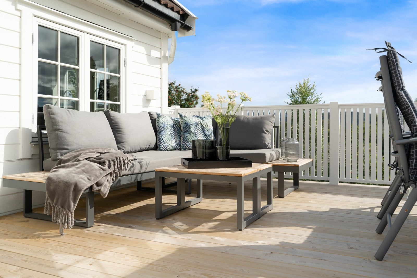 På terrassen er det god plass til utendørs sittegrupper. Galleribilde