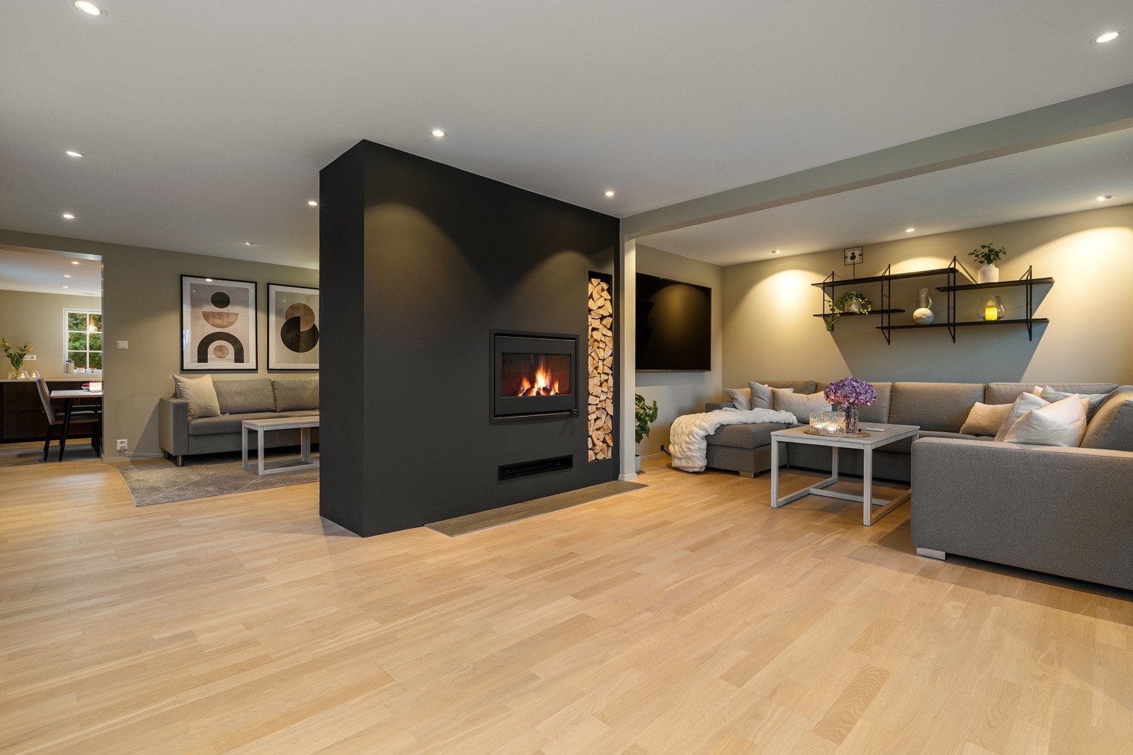 I deler av himlingen har du downlights som sørger for god belysning. Galleribilde