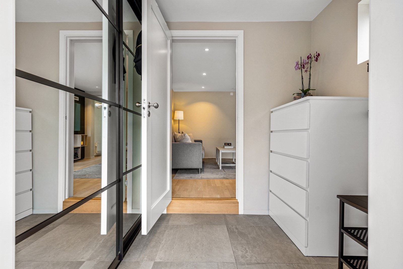 Entreen er meget innbydende, og langs den ene veggen er det en stor skyvedørsgarderobe med speilfronter. Bak skyvedørene er det en rosmlig garderobe. Galleribilde