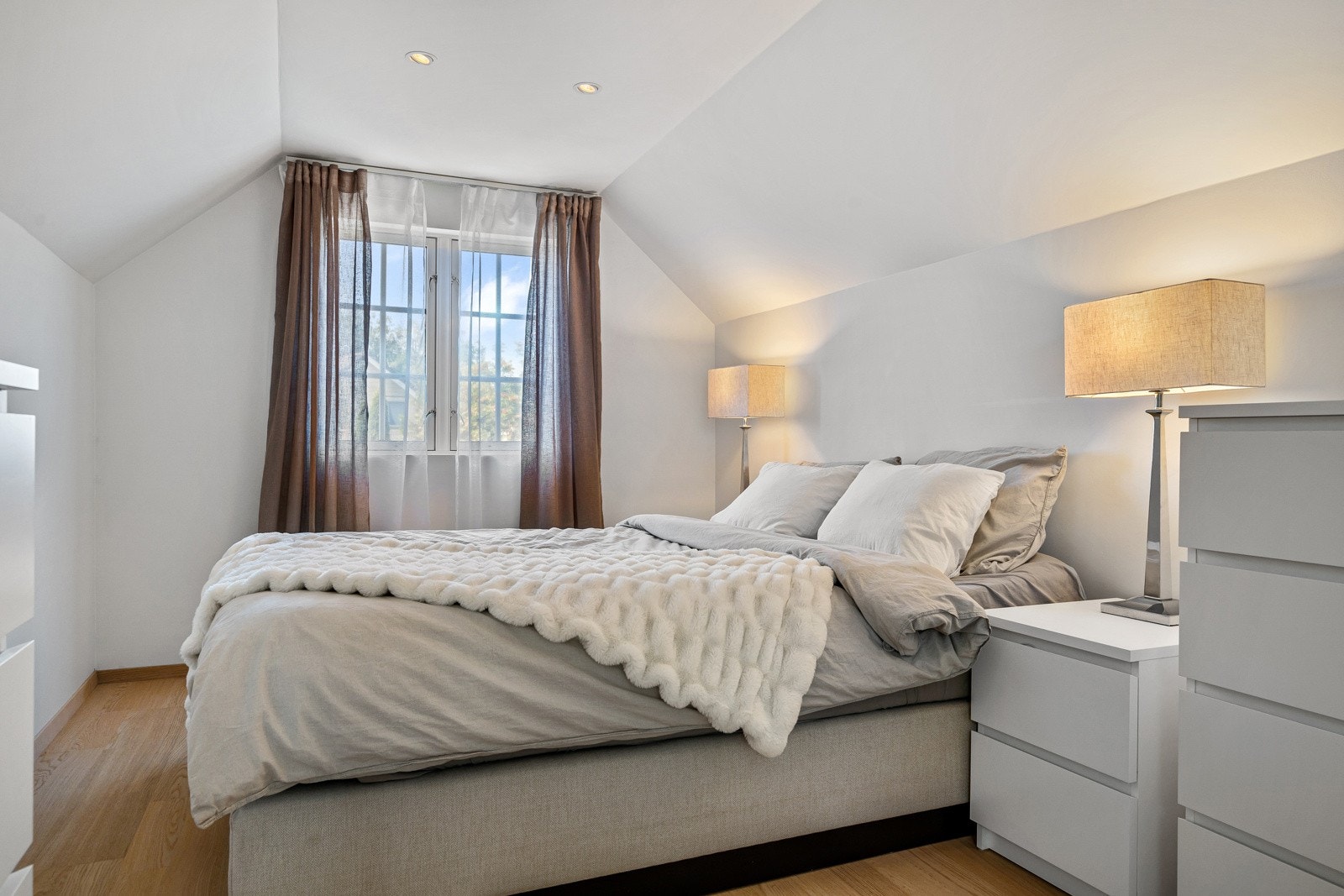 Boligens hovedsoverom har god plass til dobbeltseng, nattbord og garderobeløsning. Galleribilde