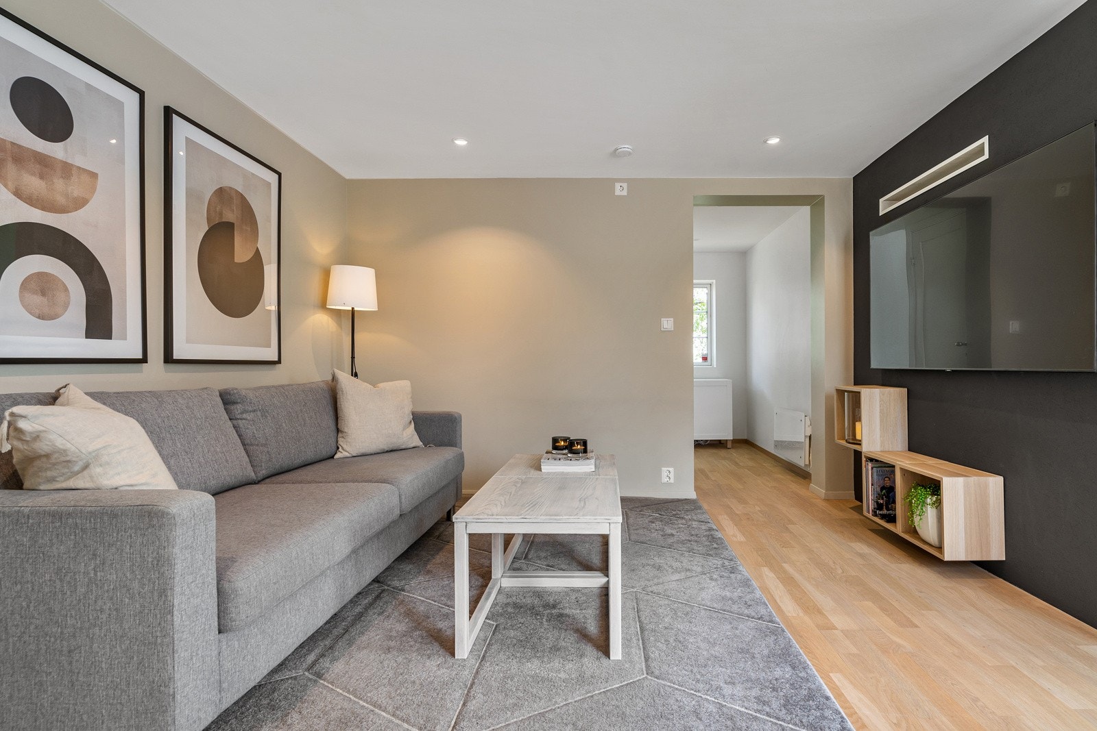 Boligens moderne utførelse gir en behagelig romfølelse gjennomgående. Galleribilde