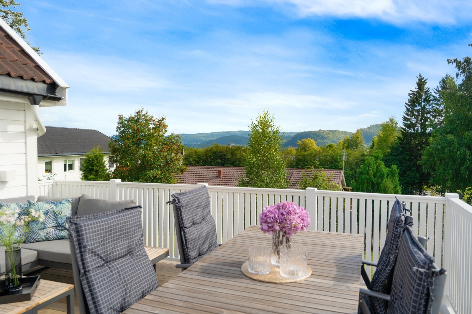 Fra terrassen har man nydelig utsikt over nærliggende bolig- og naturområder. Galleribilde