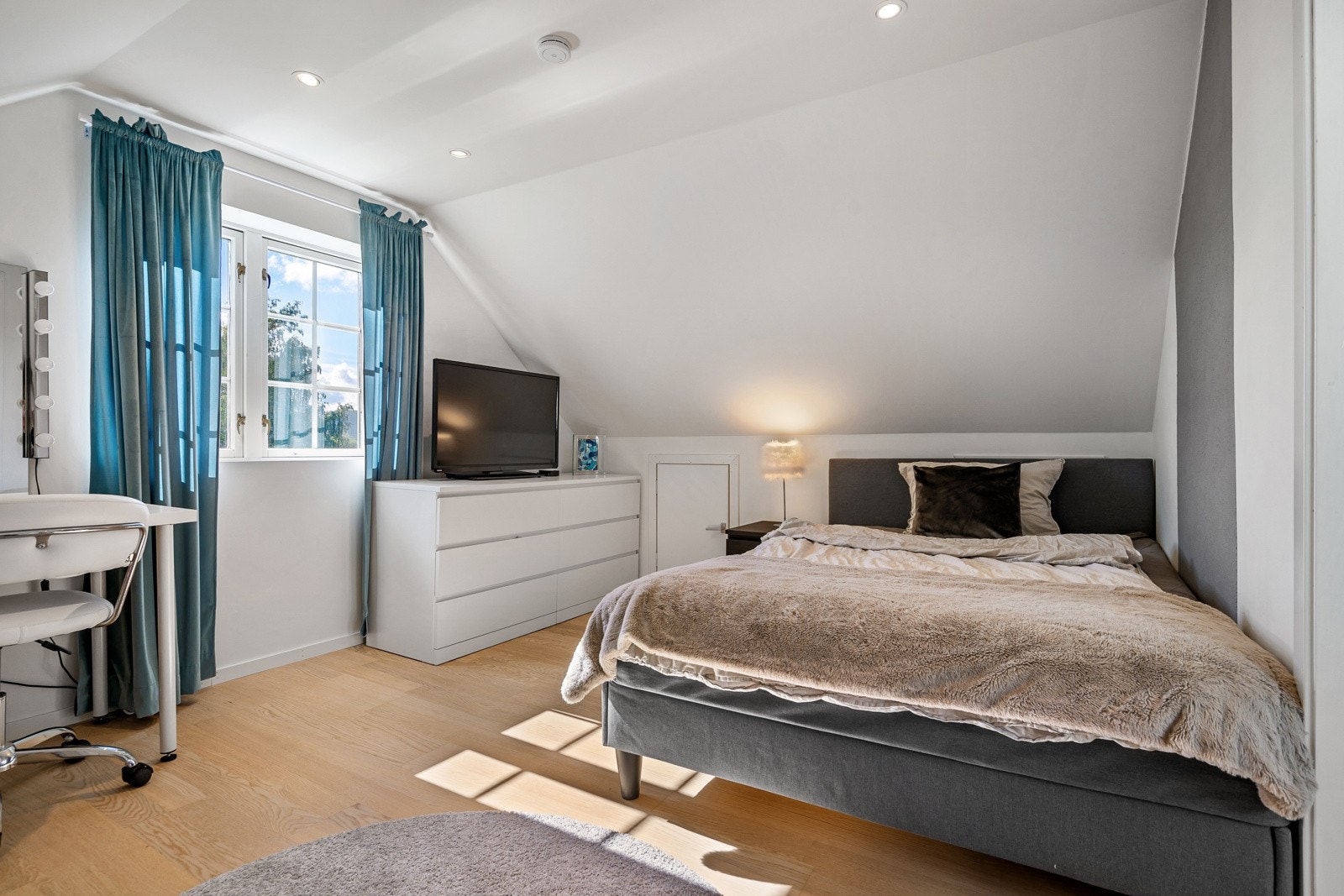 Alle boligens soverom er av god størrelse. Galleribilde