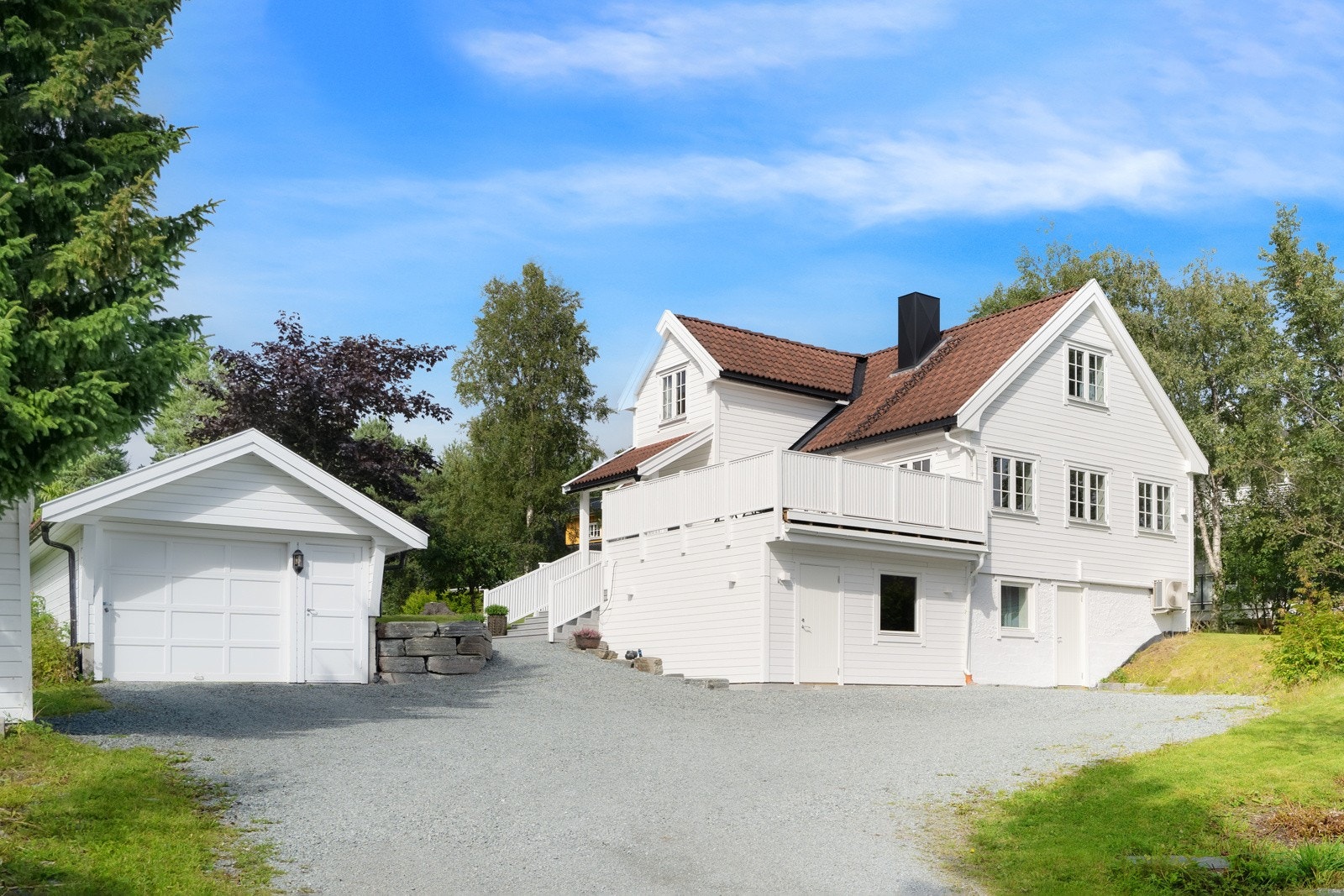 Det er godt med plass til bil i både garasje og på biloppstillingsplass. Galleribilde