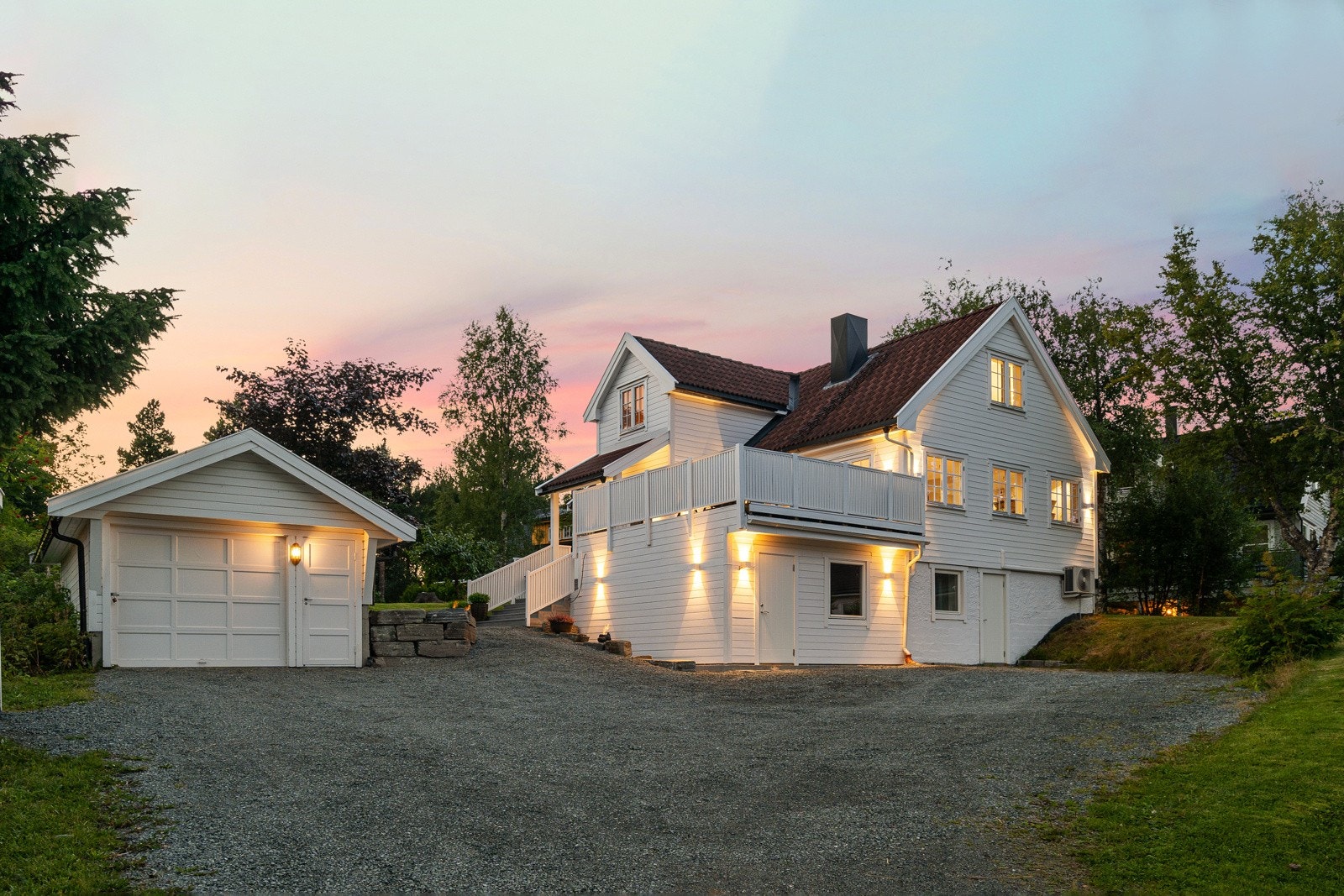 Velkommen til Tiller-Ringen 42, en stor og innholdsrik enebolig over tre etasjer. Galleribilde