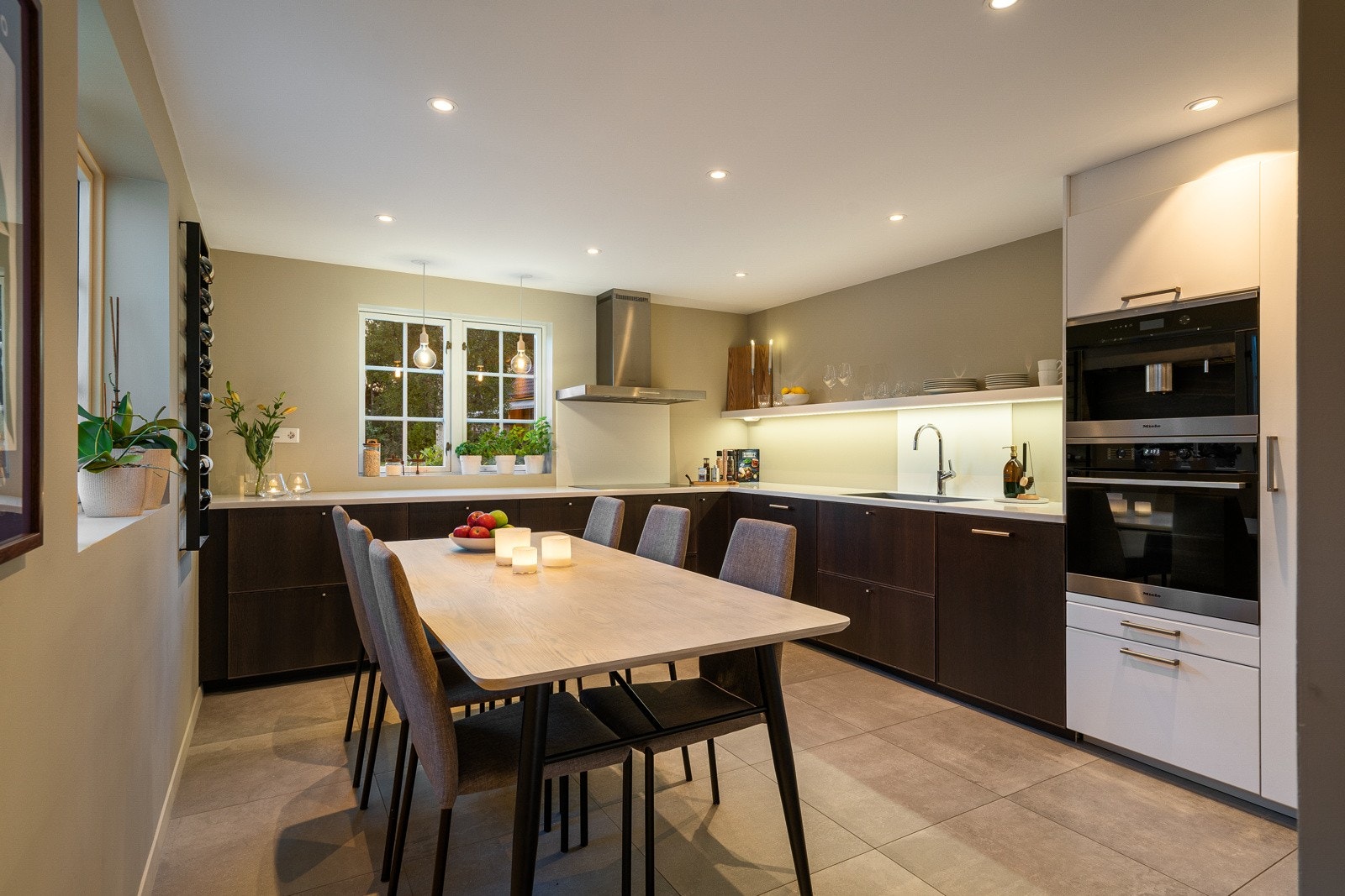 Mot kvelden gir kjøkkenets lys en behagelig og koselig stemning. Galleribilde