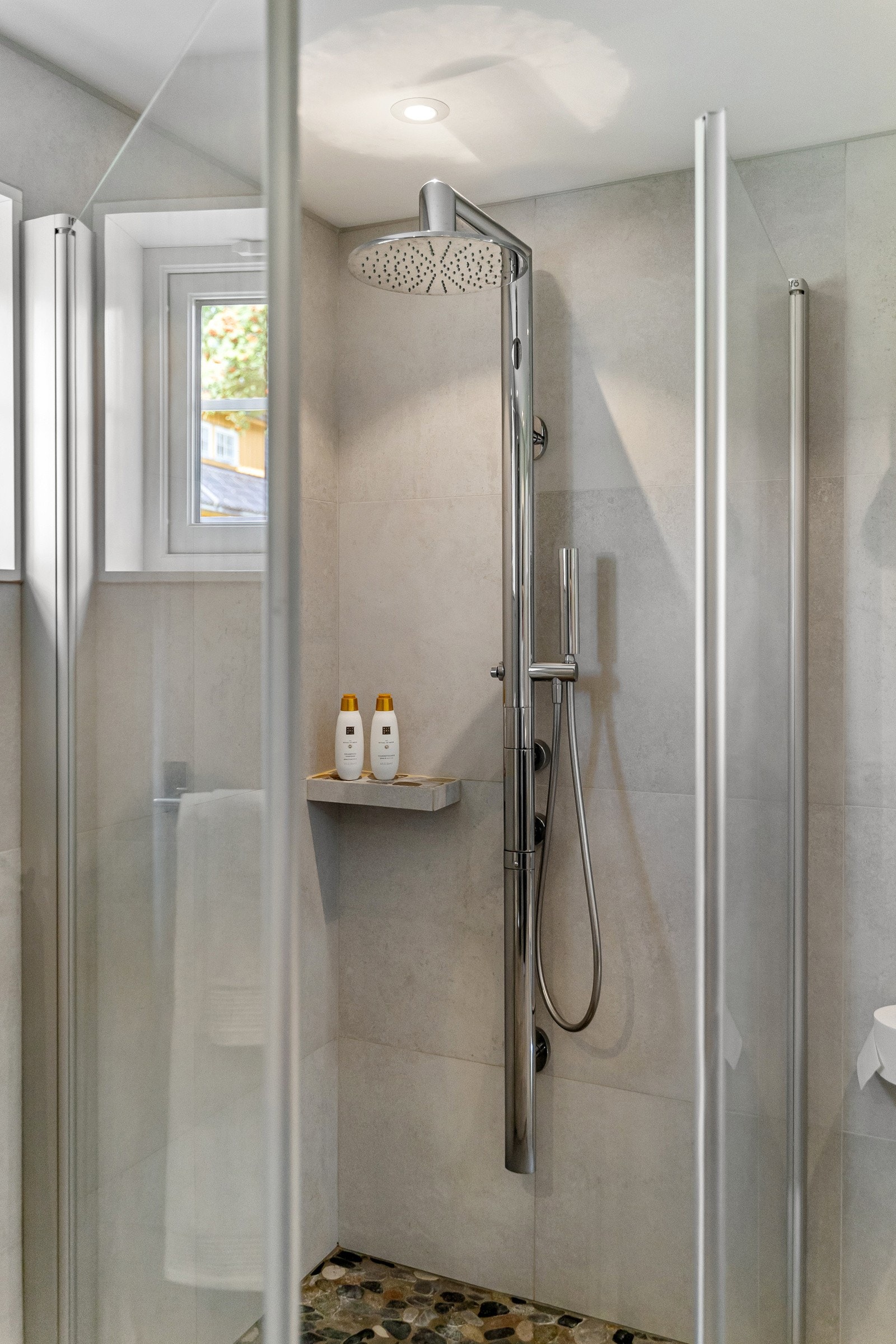 Dusjhjørne med regnfallsdusj og tidsriktige fliser. Galleribilde